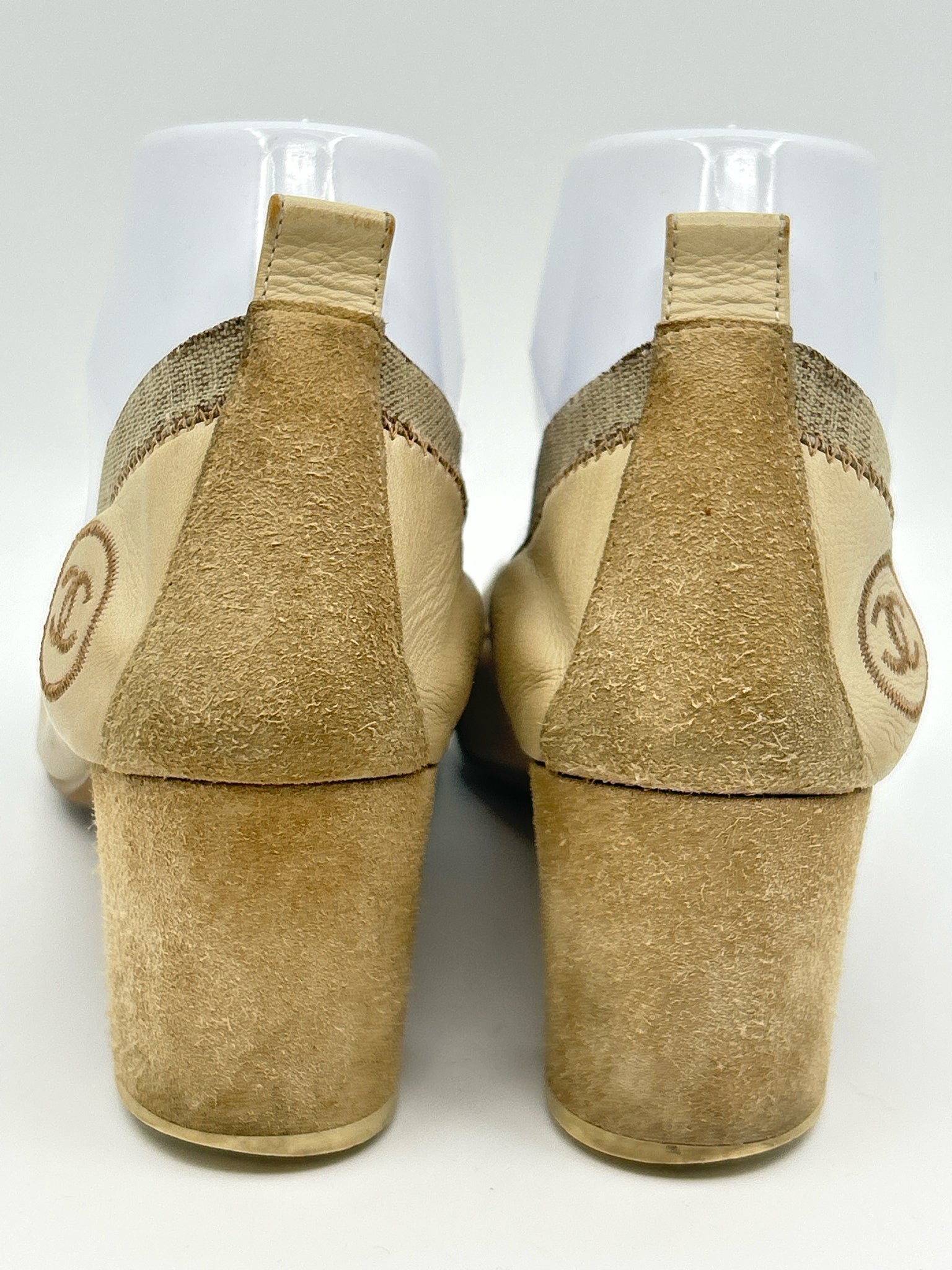 CHANEL Size 38 Cream Women Pumps