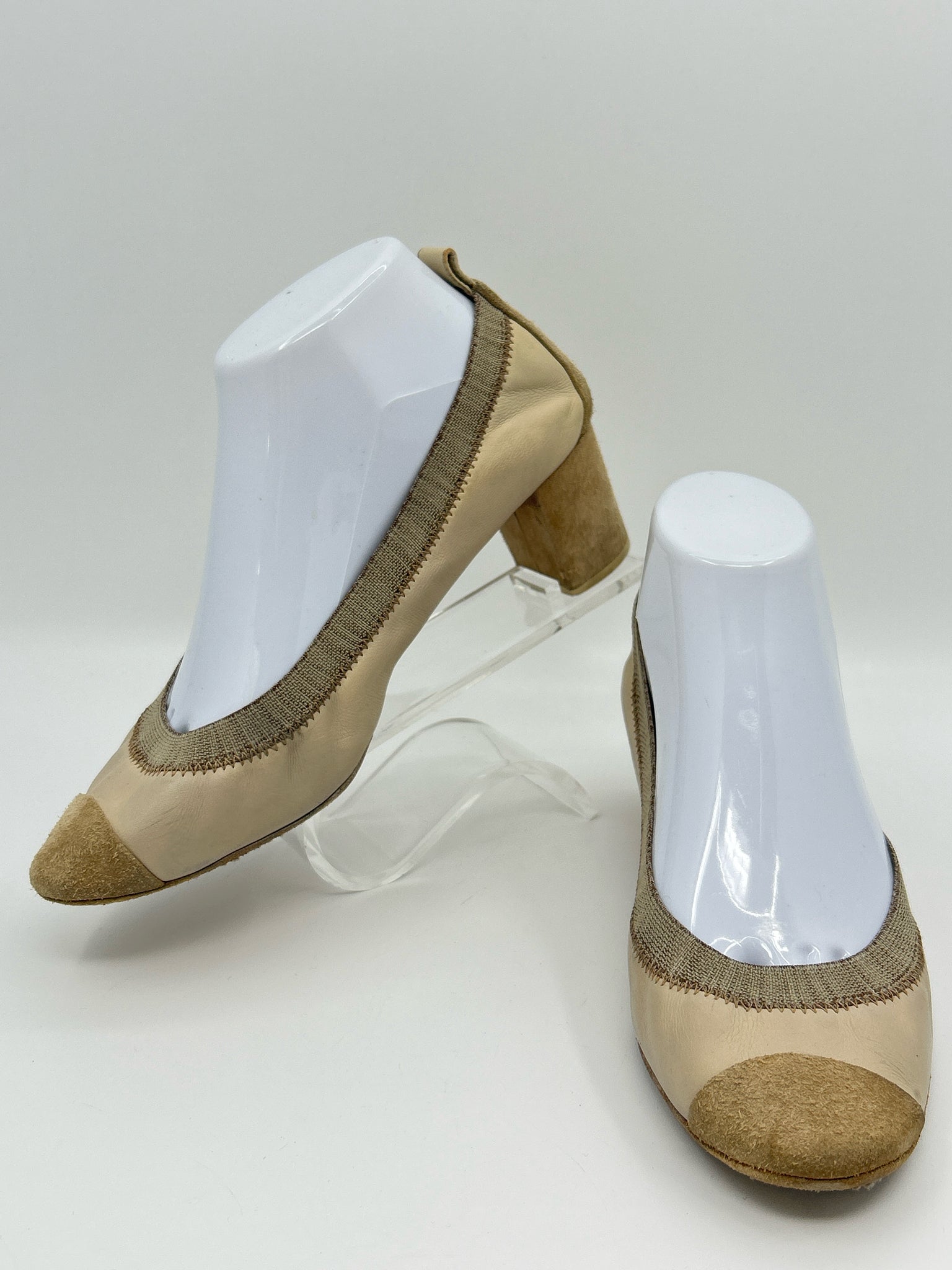 CHANEL Size 38 Cream Women Pumps