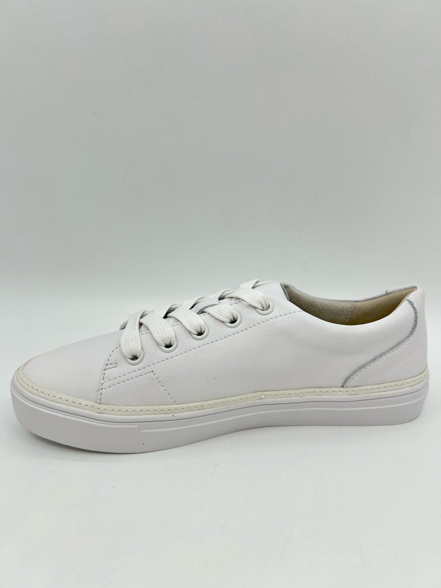 TOMS Size 8 White Women Sneakers