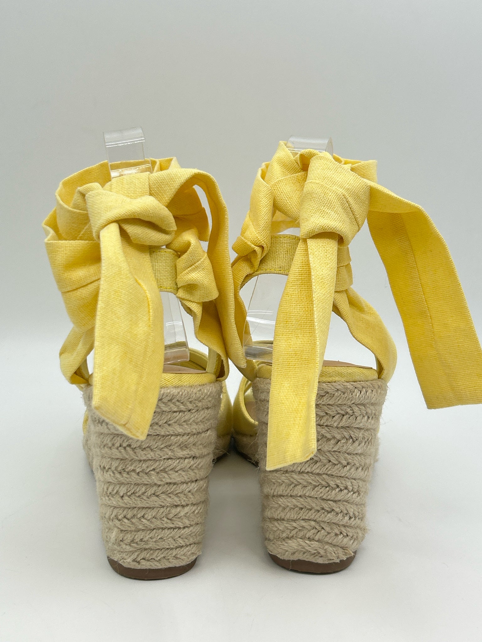 COCONUTS Size 8M Yellow Women Sandal