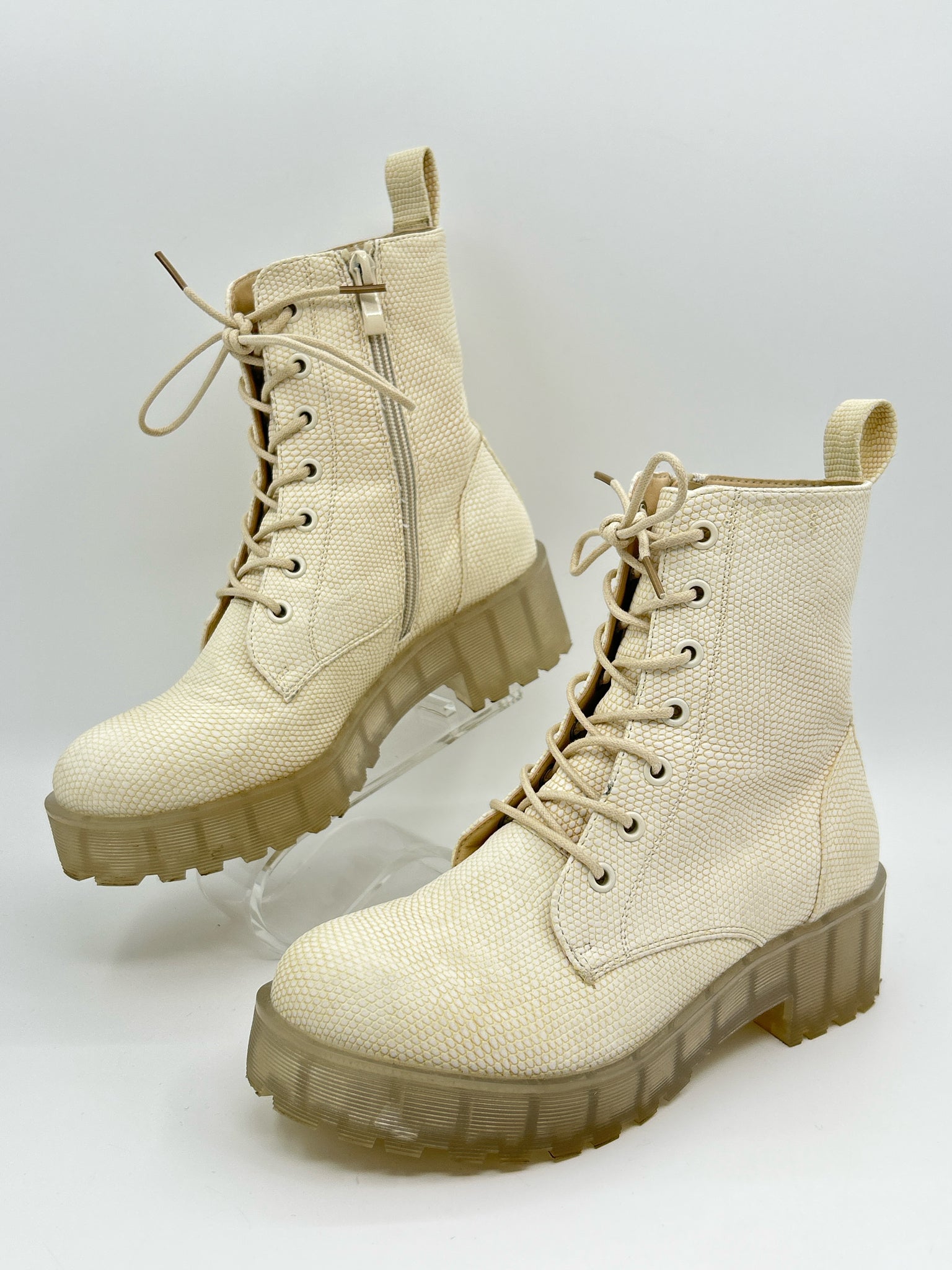 DIRTY LAUNDRY Size 6.5 BONE Women Boots