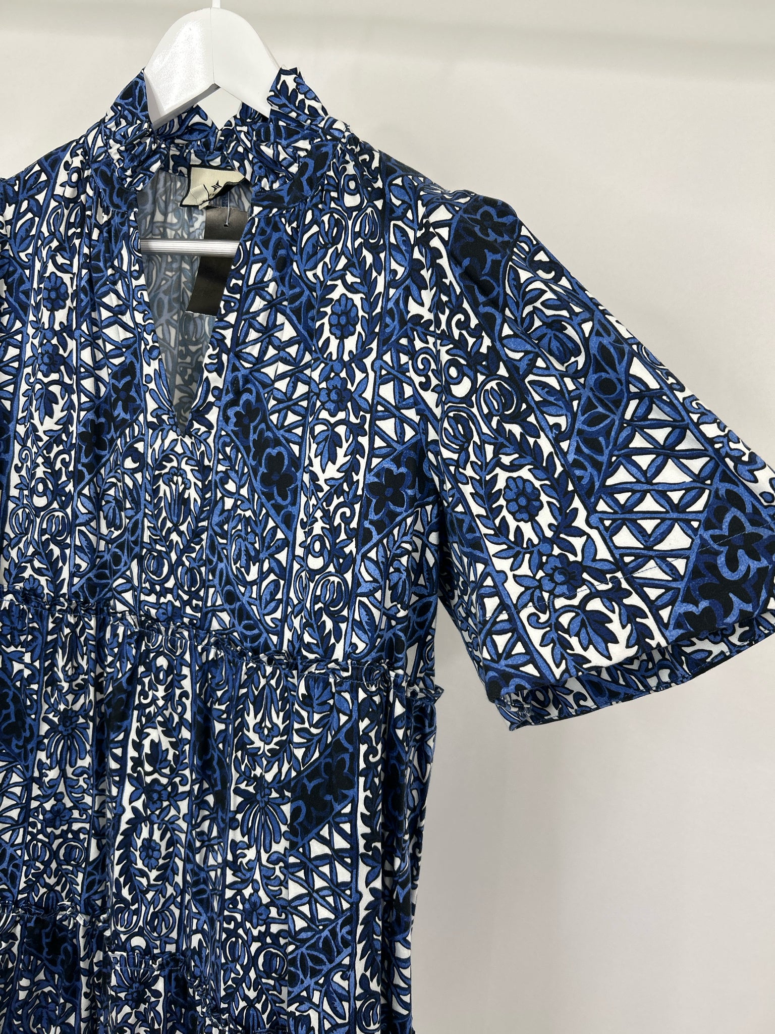TUCKERNUCK Size M WHITE AND NAVY Women Dress