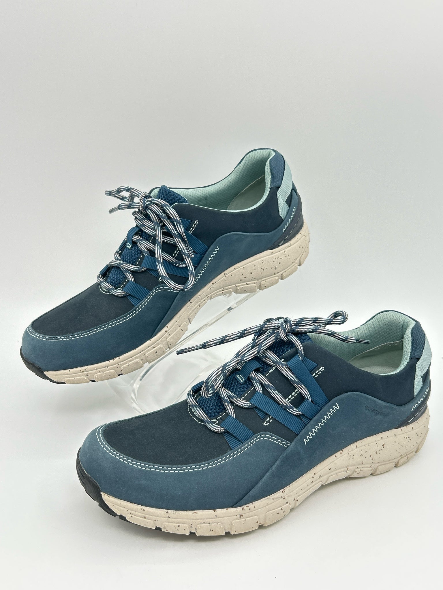 CLARKS Size 8.5 BLUE AND NAVY Women Sneakers
