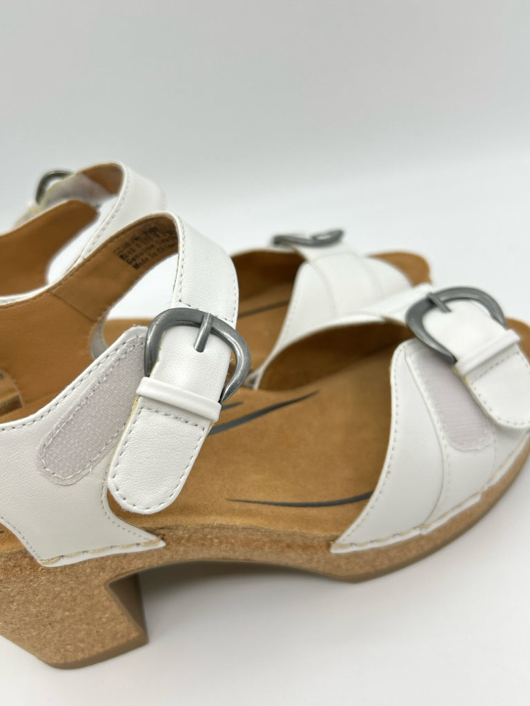 AETREX Size 9/9.5 White Women's Sandal