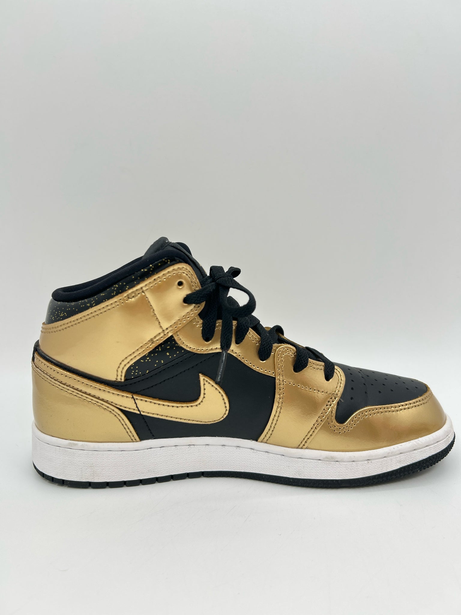 NIKE Size 8.5 BLACK & GOLD Women Sneakers