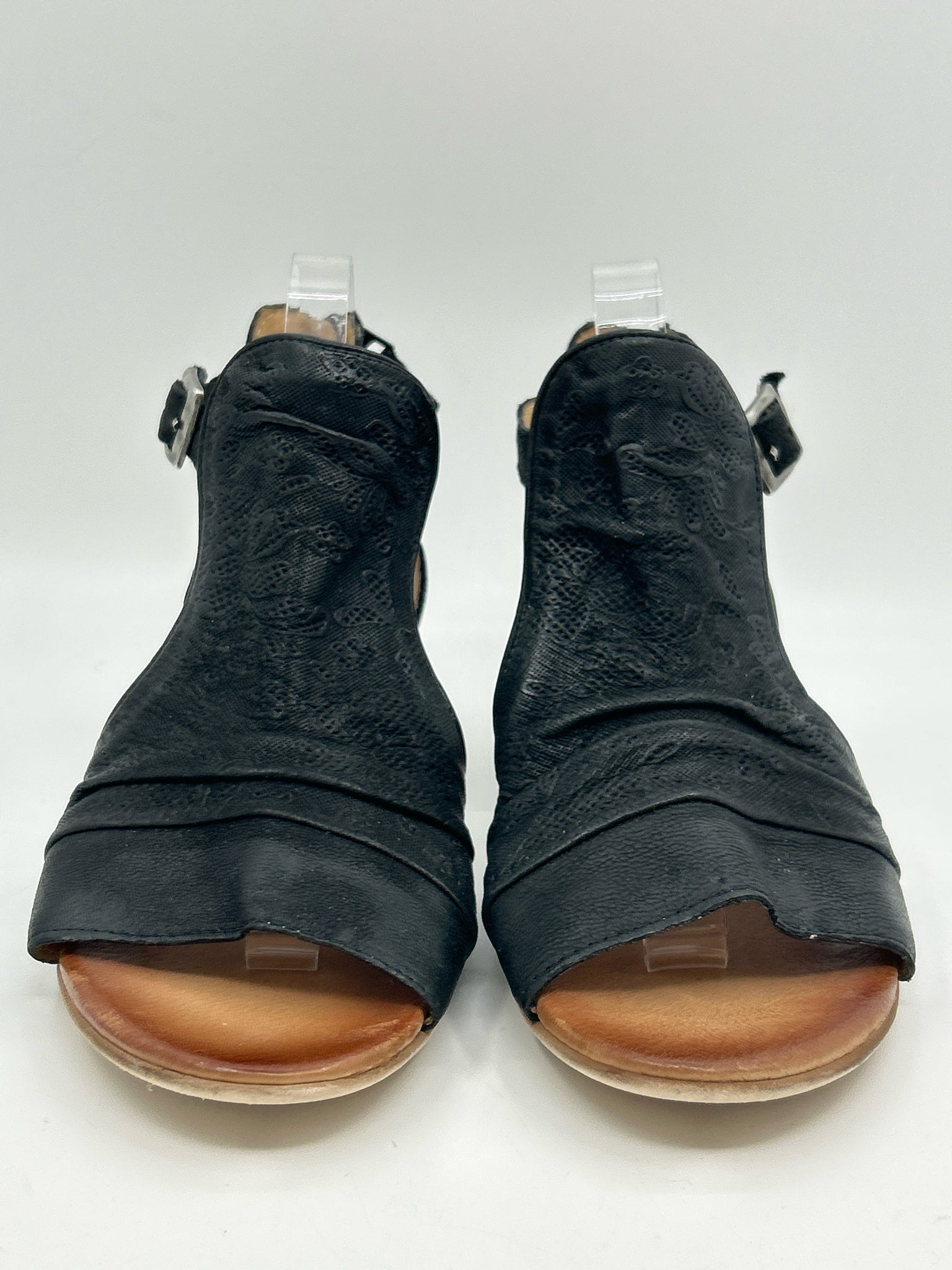 MIZ MOOZ Size 40 Black Women Sandal