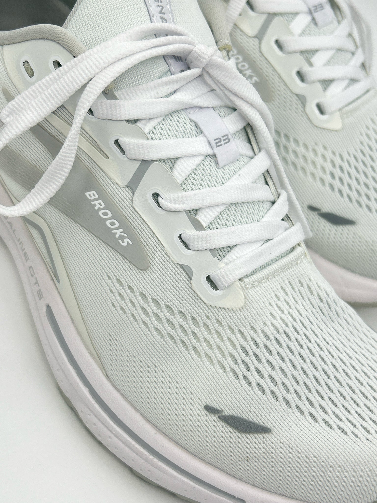 BROOKS Size 8 White Women Sneakers