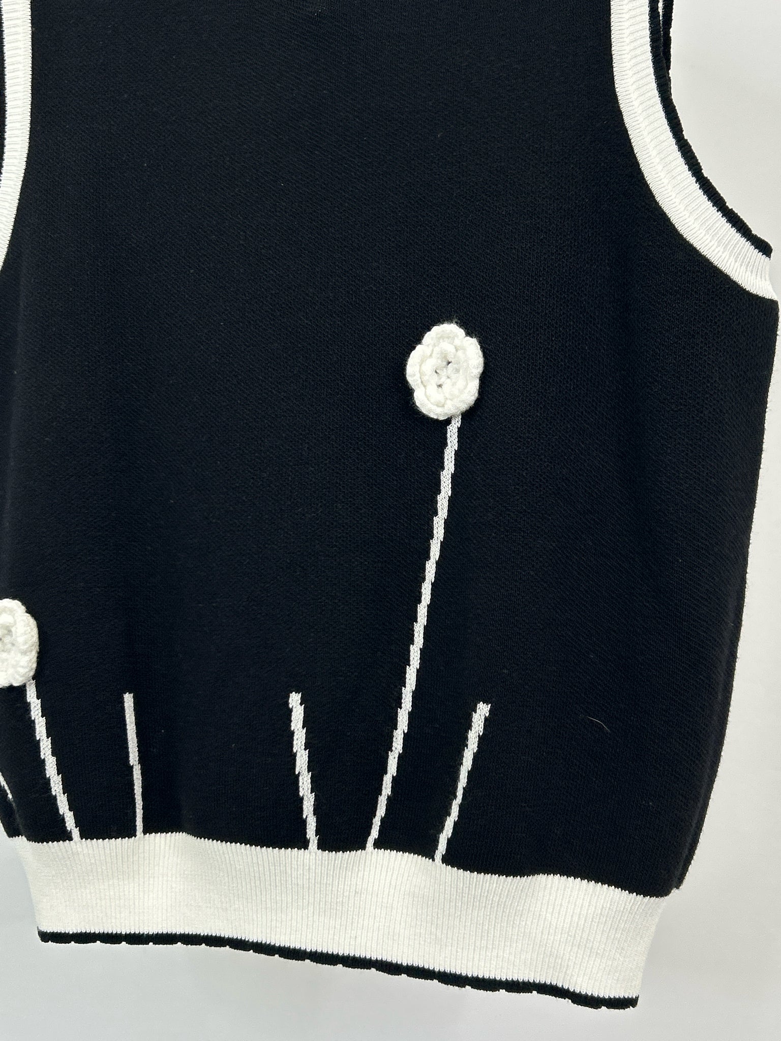 Nancy Yang Size S Black and White Women Sweater