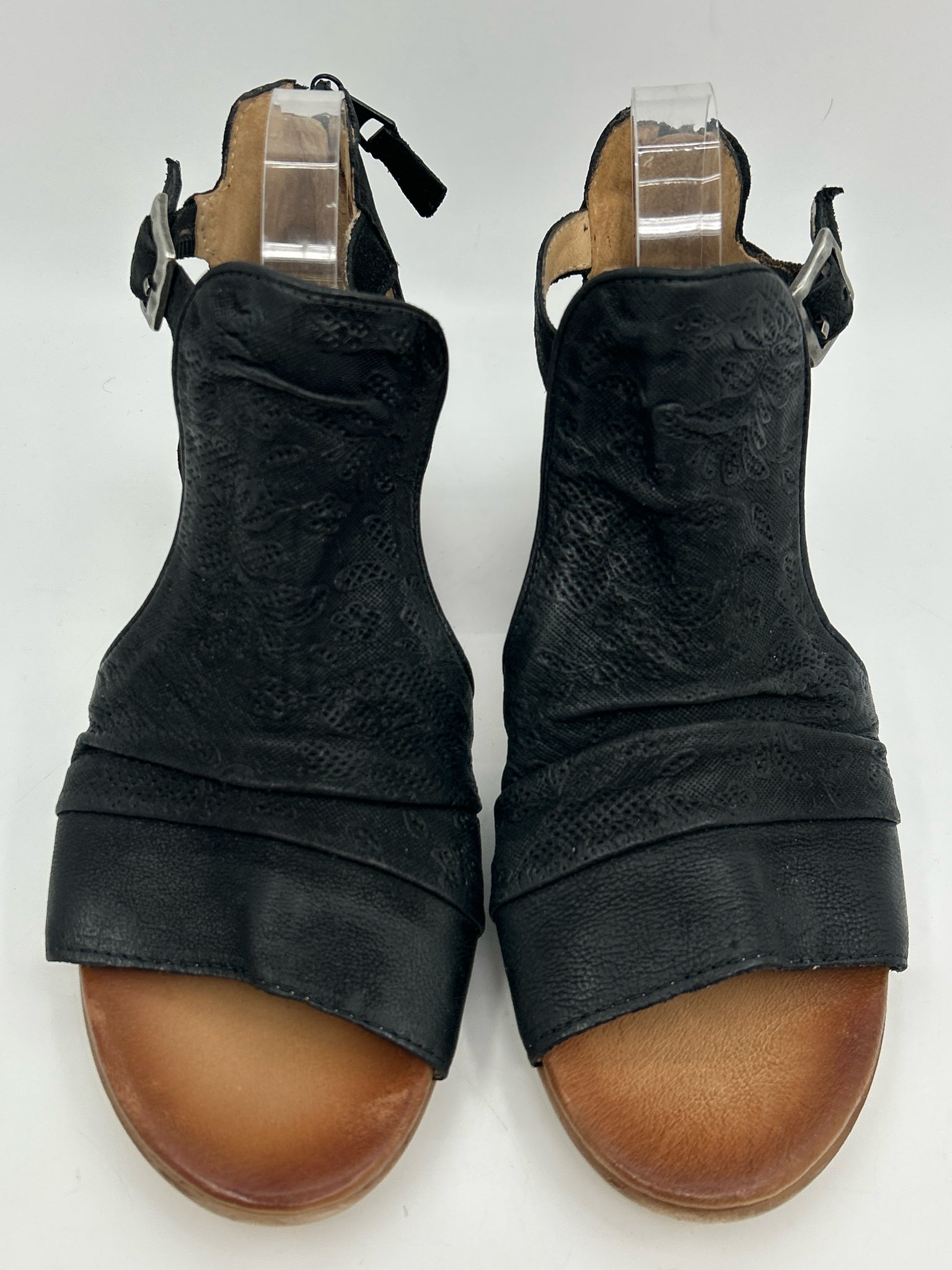 MIZ MOOZ Size 40 Black Women Sandal