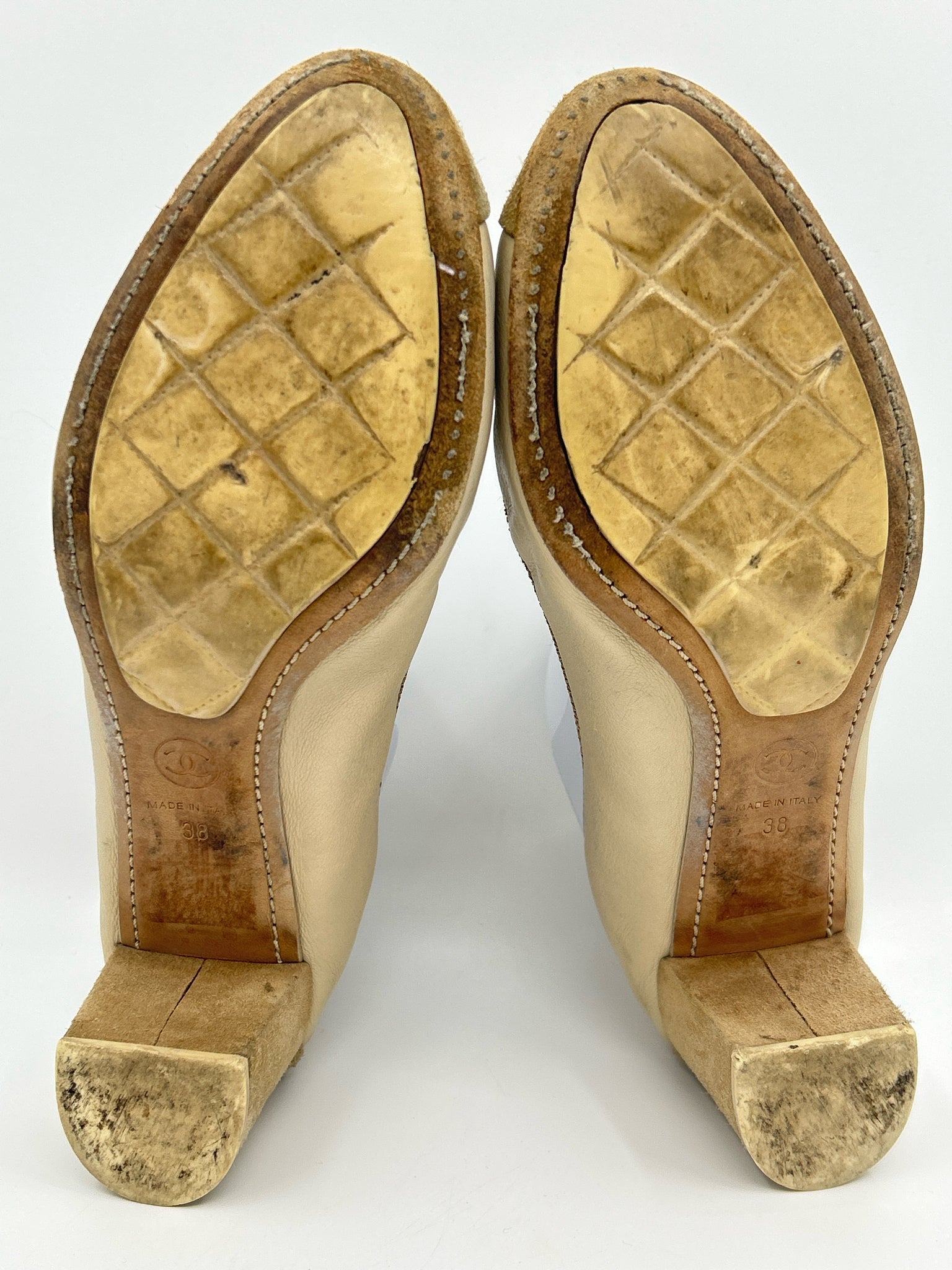 CHANEL Size 38 Cream Women Pumps