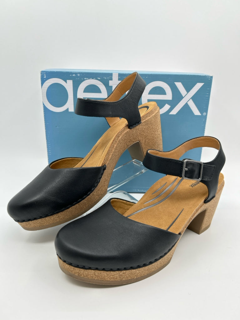 AETREX Size 9/9.5 Black Finley Women's Clogs NIB