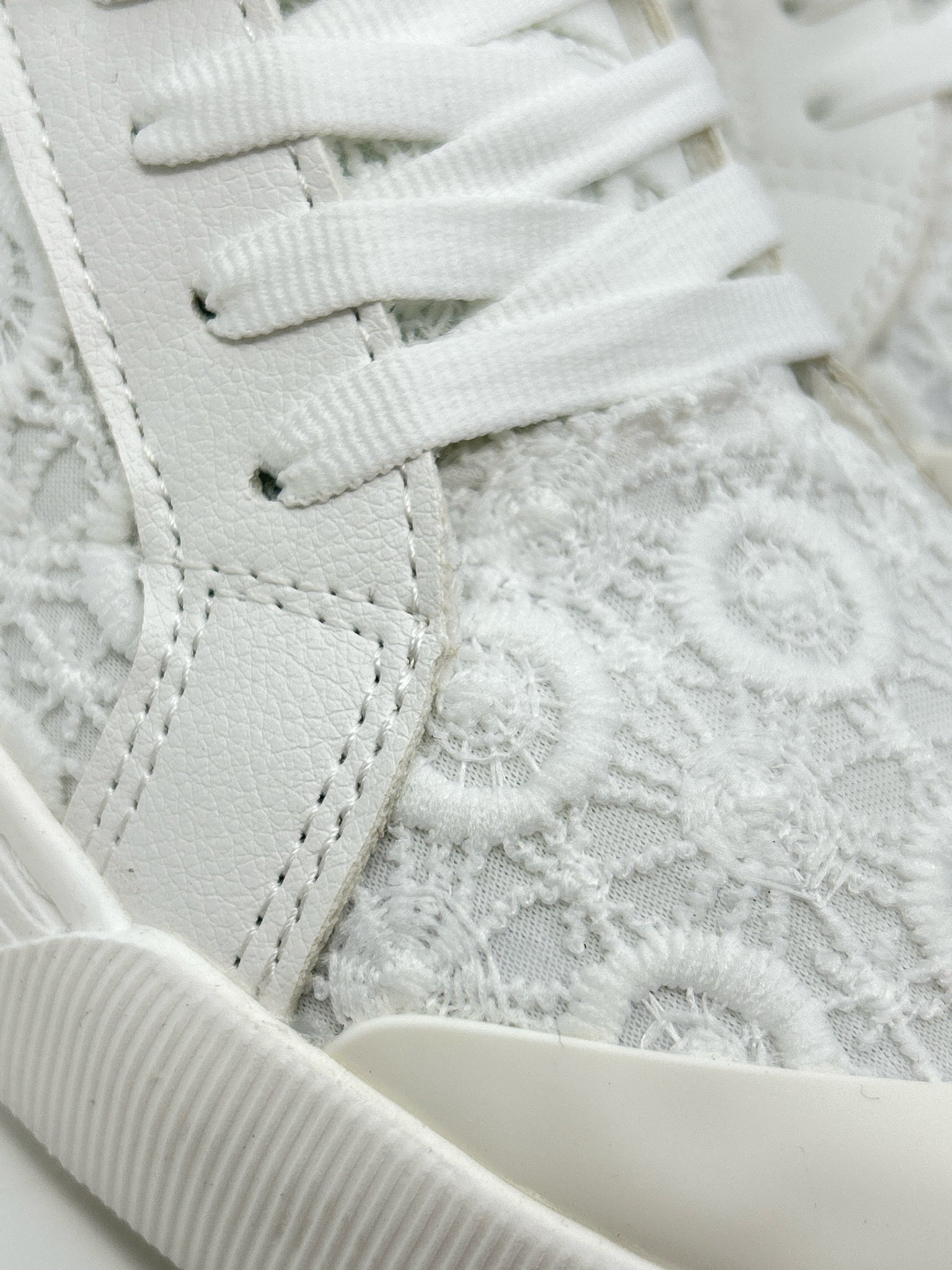 DR. SCHOLL'S Size 8.5 White Women Sneakers