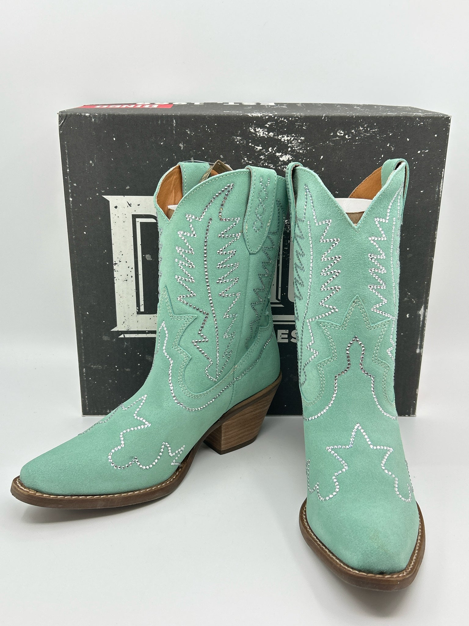 DINGO Size 7.5M MINT Women Boots
