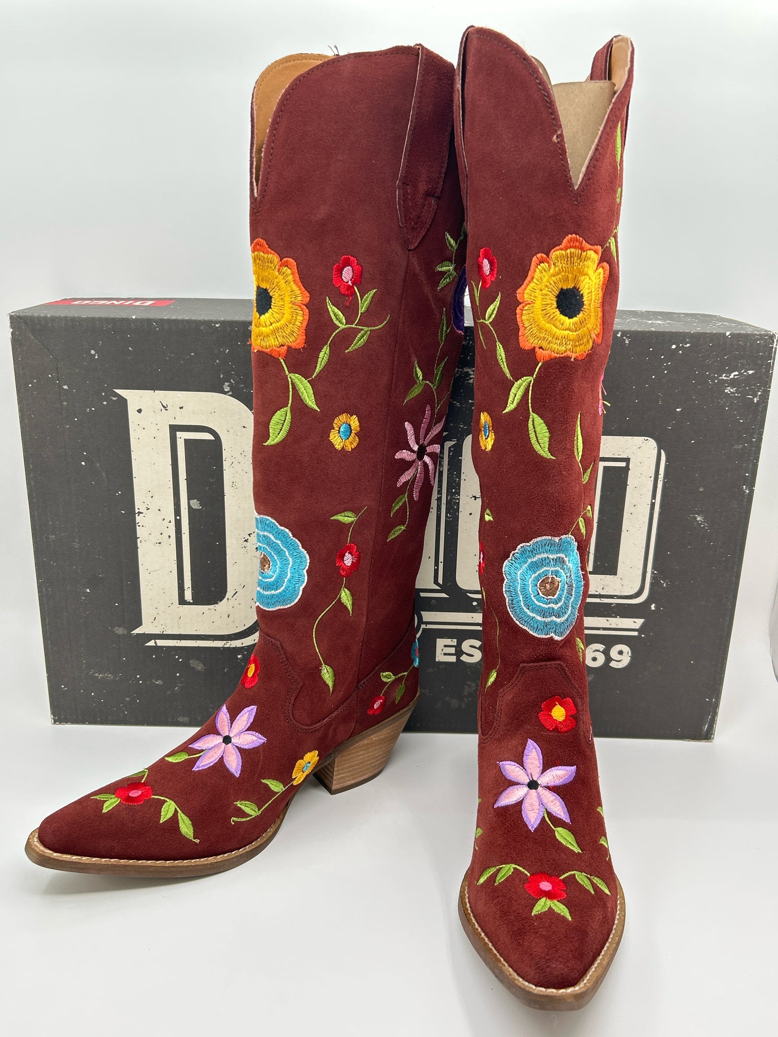DINGO Size 7.5M Burgundy Women Boots