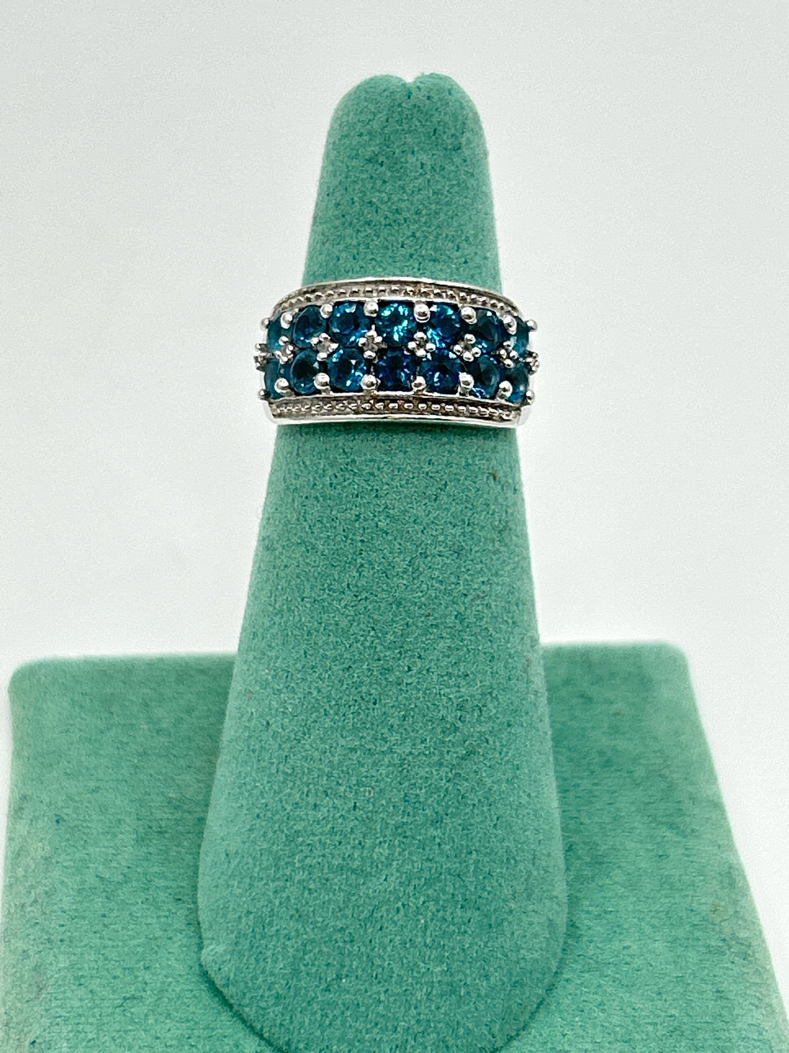 NO BRAND SILVER AND BLUE Size 6 Ring