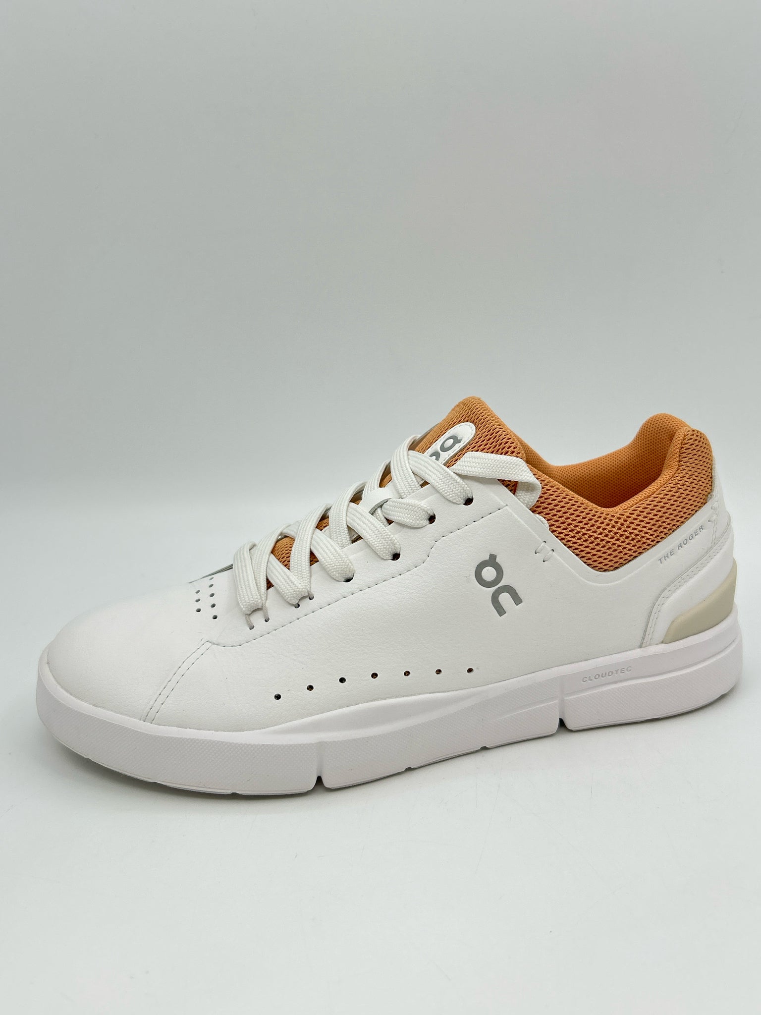 ON CLOUD Size 8 White Women Sneakers