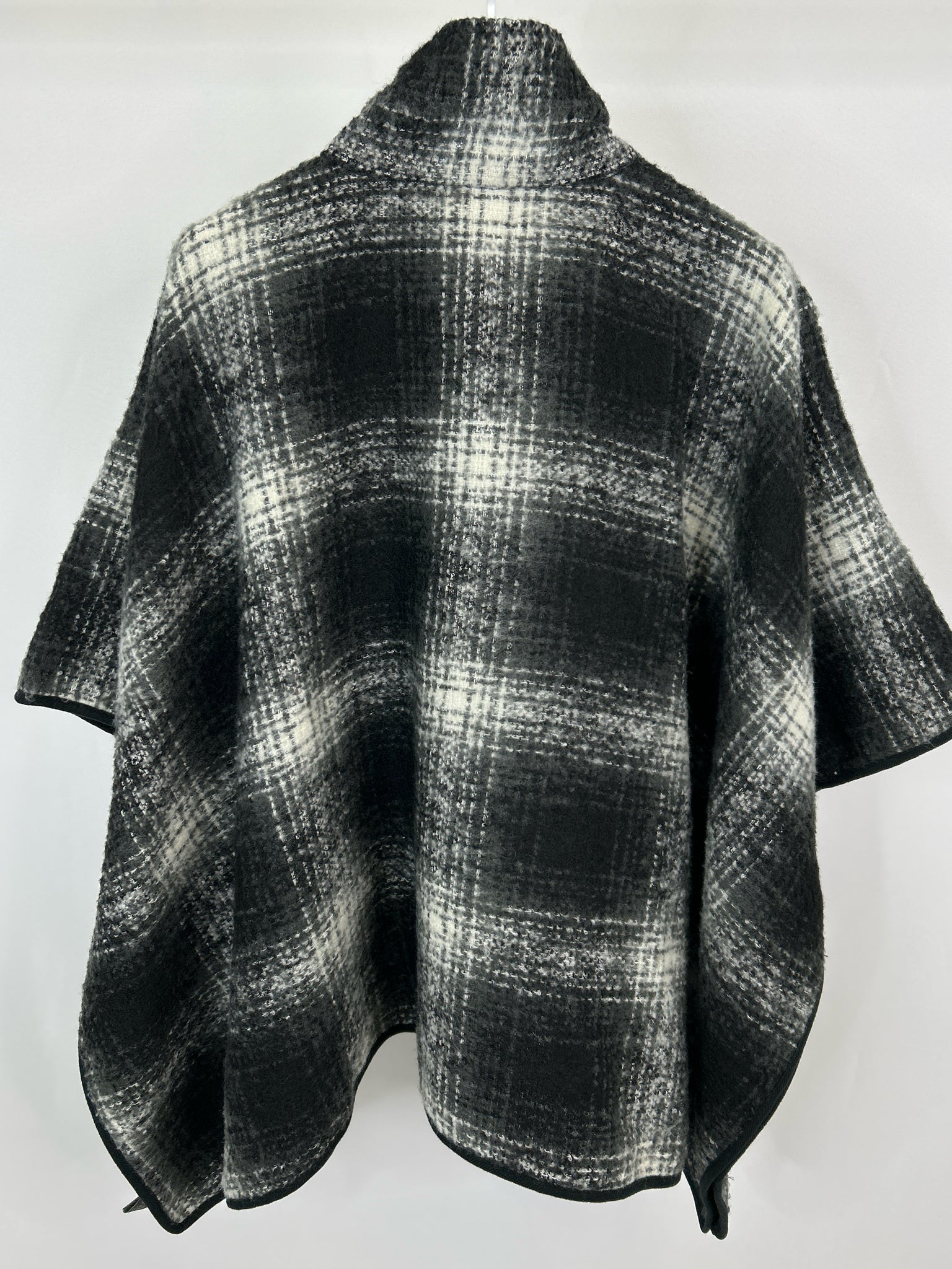 VINCE CAMUTO Size OSFA Black Plaid Women Poncho