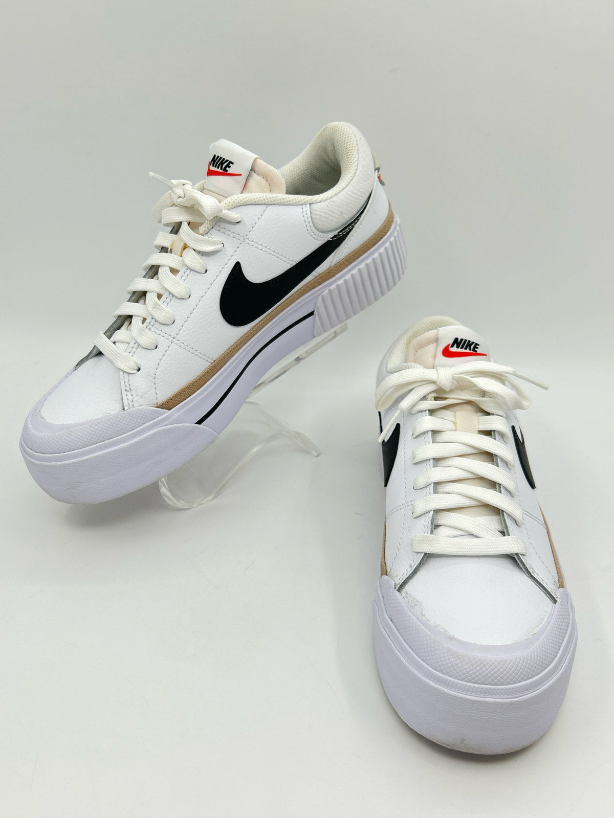 NIKE Size 8 White and black Women Sneakers