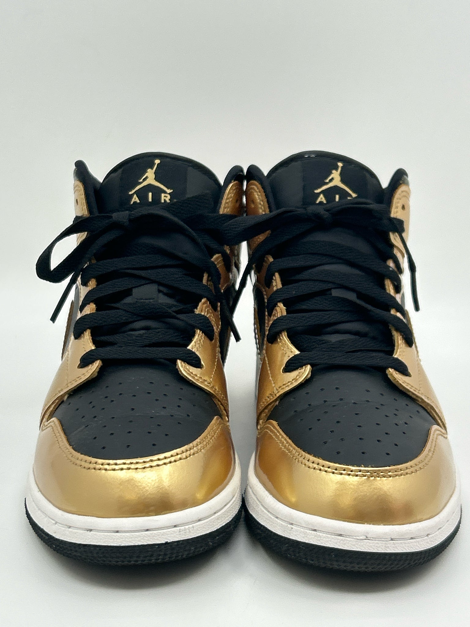 NIKE Size 8.5 BLACK & GOLD Women Sneakers