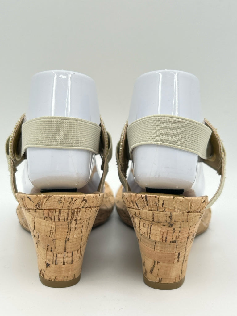 WHITE MOUNTAIN Size 10M Gold Sandal