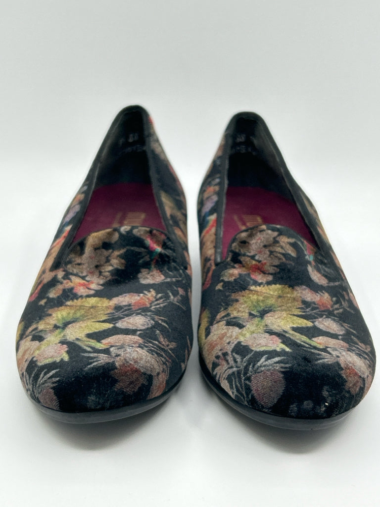 MUNRO Women Size 9.5SS Black Floral Flats