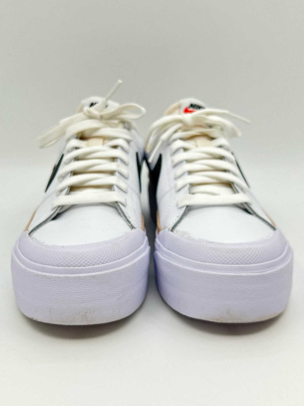 NIKE Size 8 White and black Women Sneakers