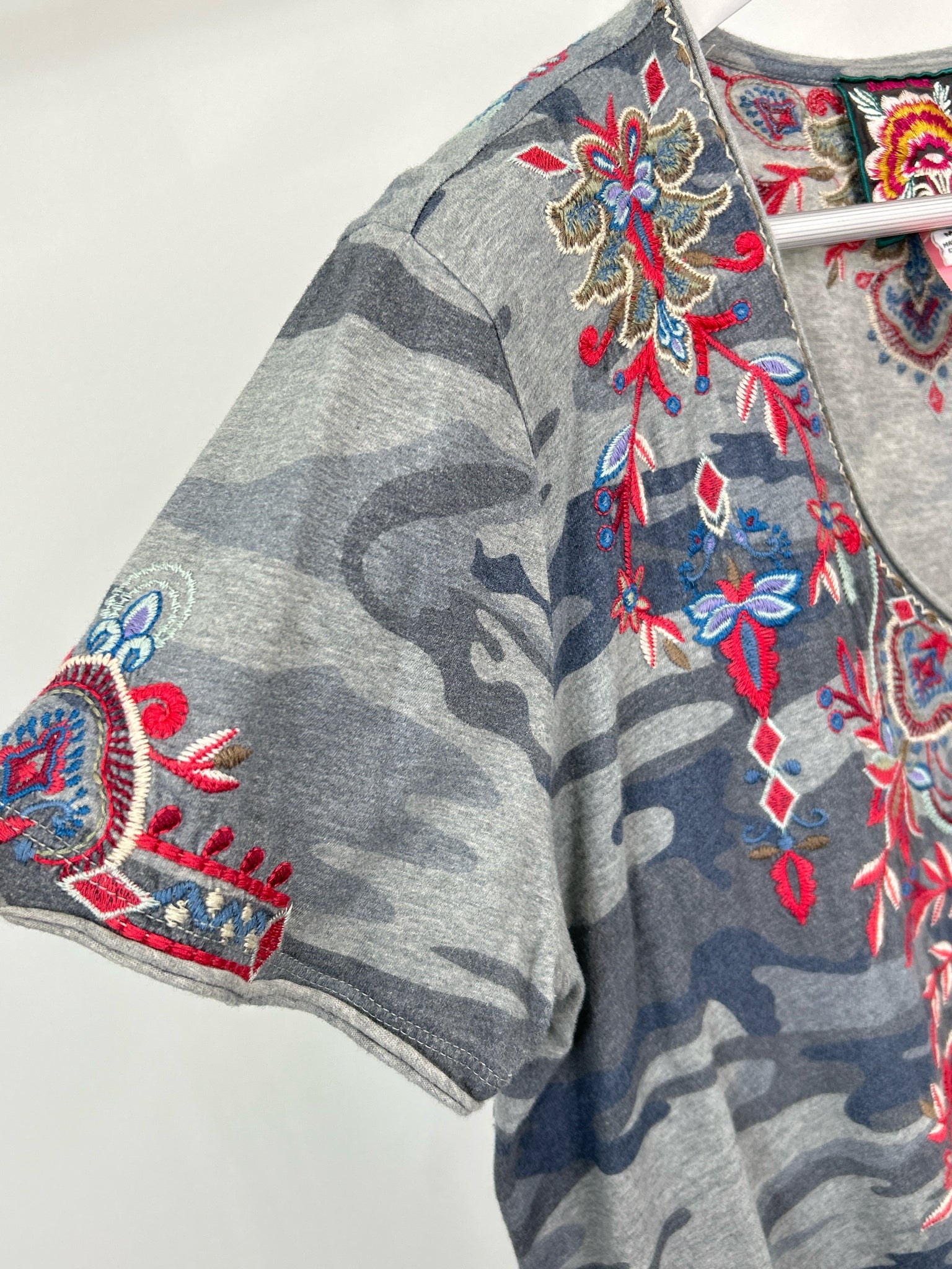 JOHNNY WAS Size M Grey Camo Women T-shirt