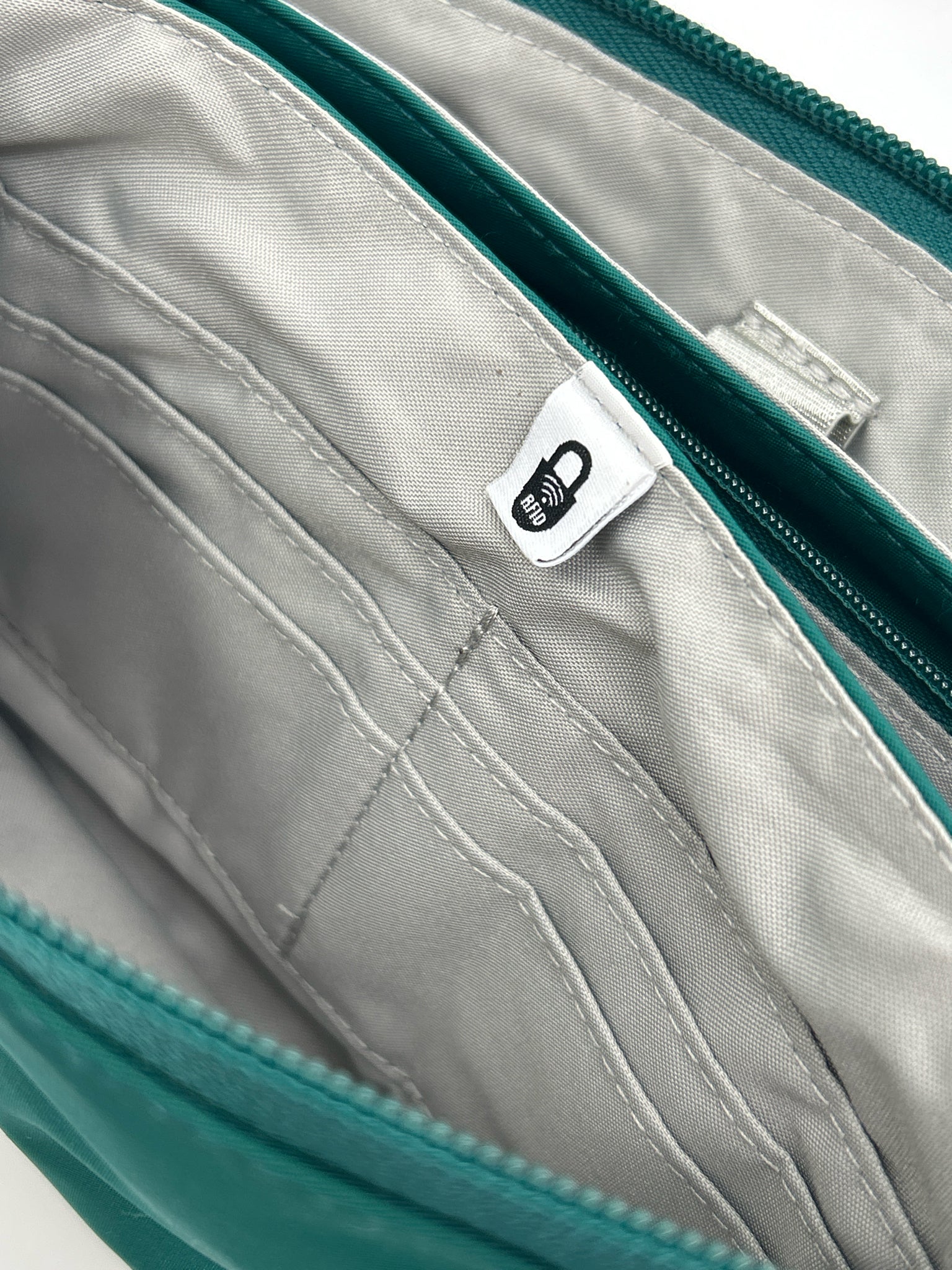 BAGGALLINI Emerald Women Purse