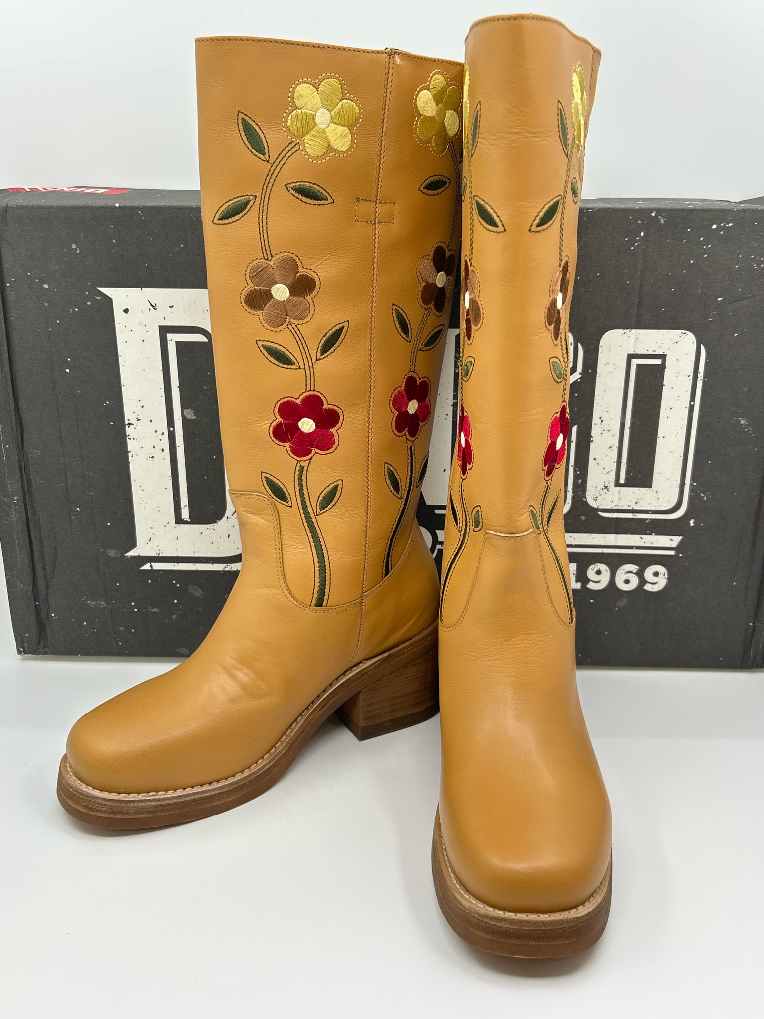 DINGO Size 8.5M Tan Women Boots