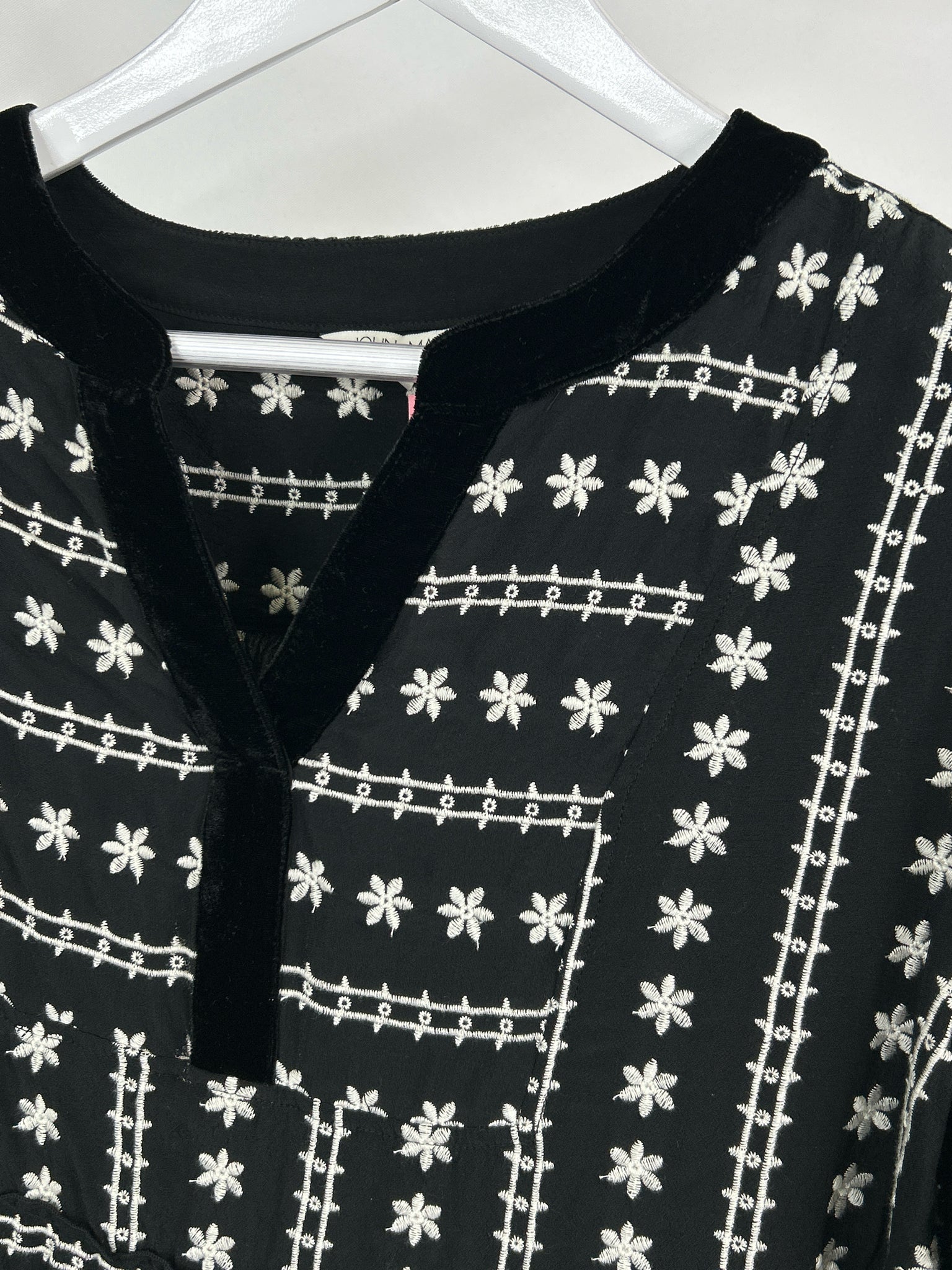 John Mark Size L Black & White Women Top