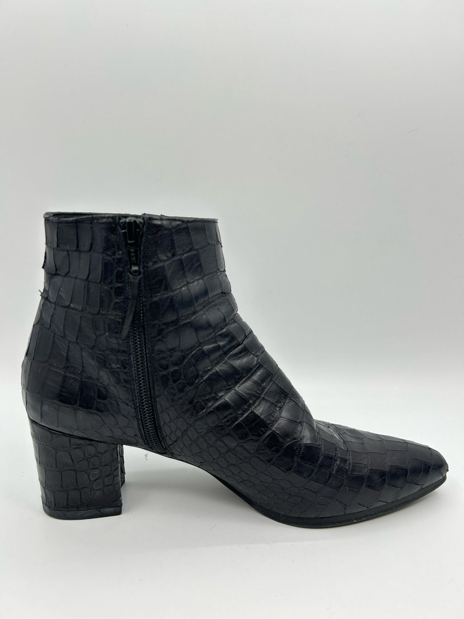 STUART WEITZMAN Size 8M Black Women Booties