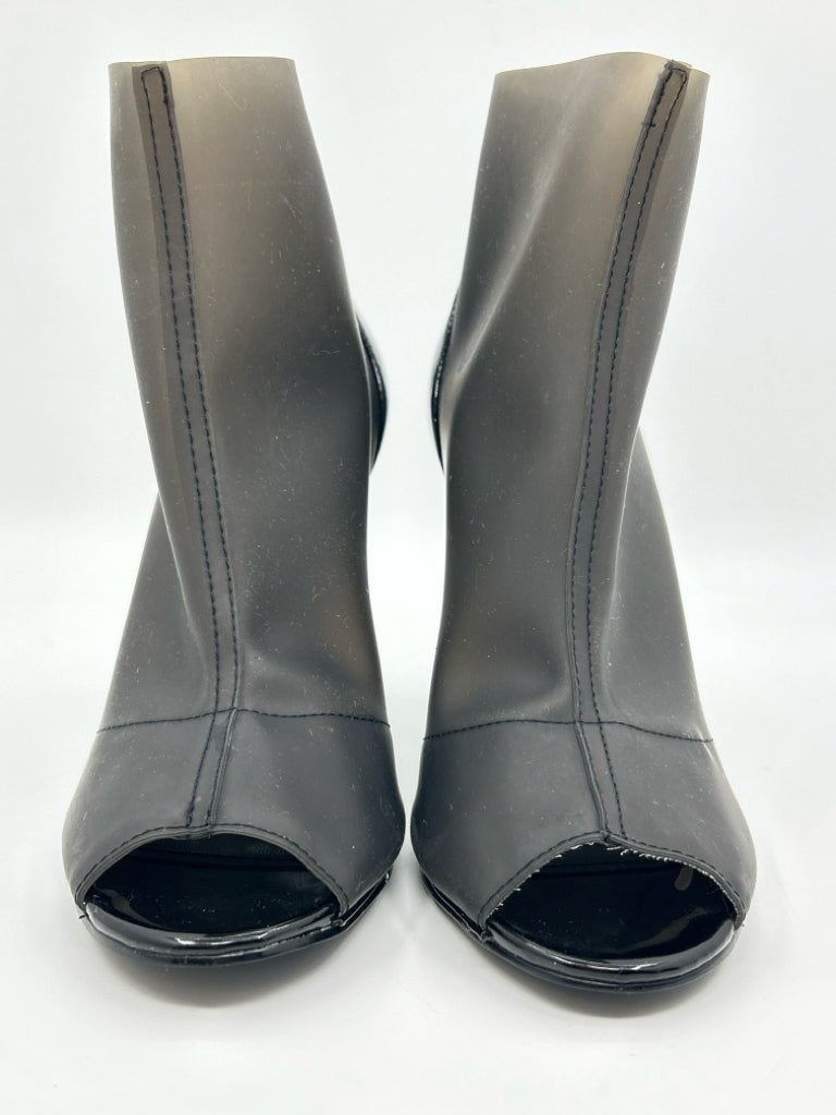 CHARLES by Charles David Women Size 8M black and grey Booties