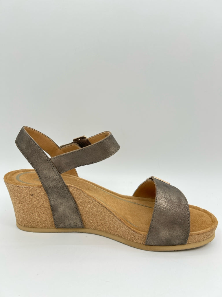 AETREX Size 10.5/11 Bronze Lexa Women's Sandal NIB
