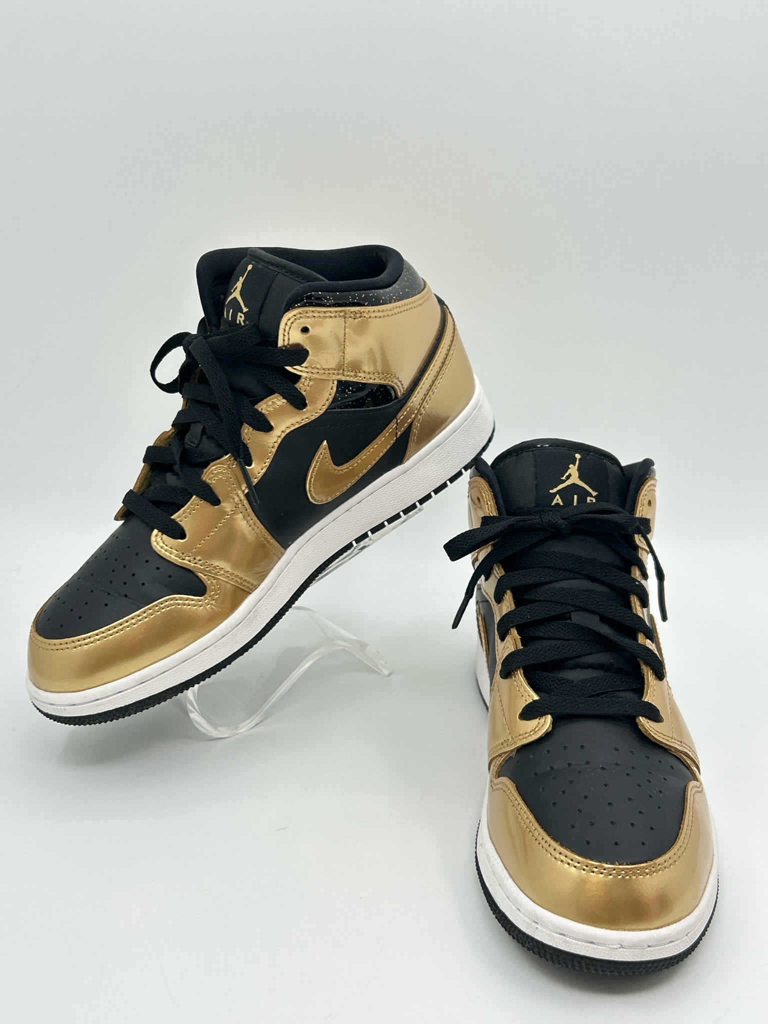 NIKE Size 8.5 BLACK & GOLD Women Sneakers