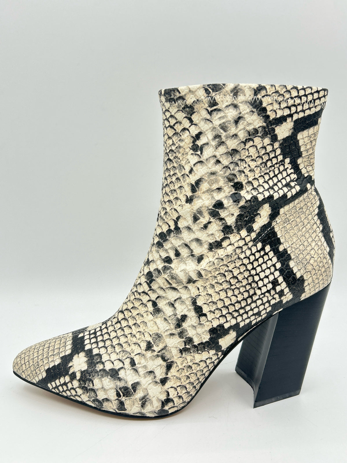 VINCE CAMUTO Size 6M White and black Women Booties