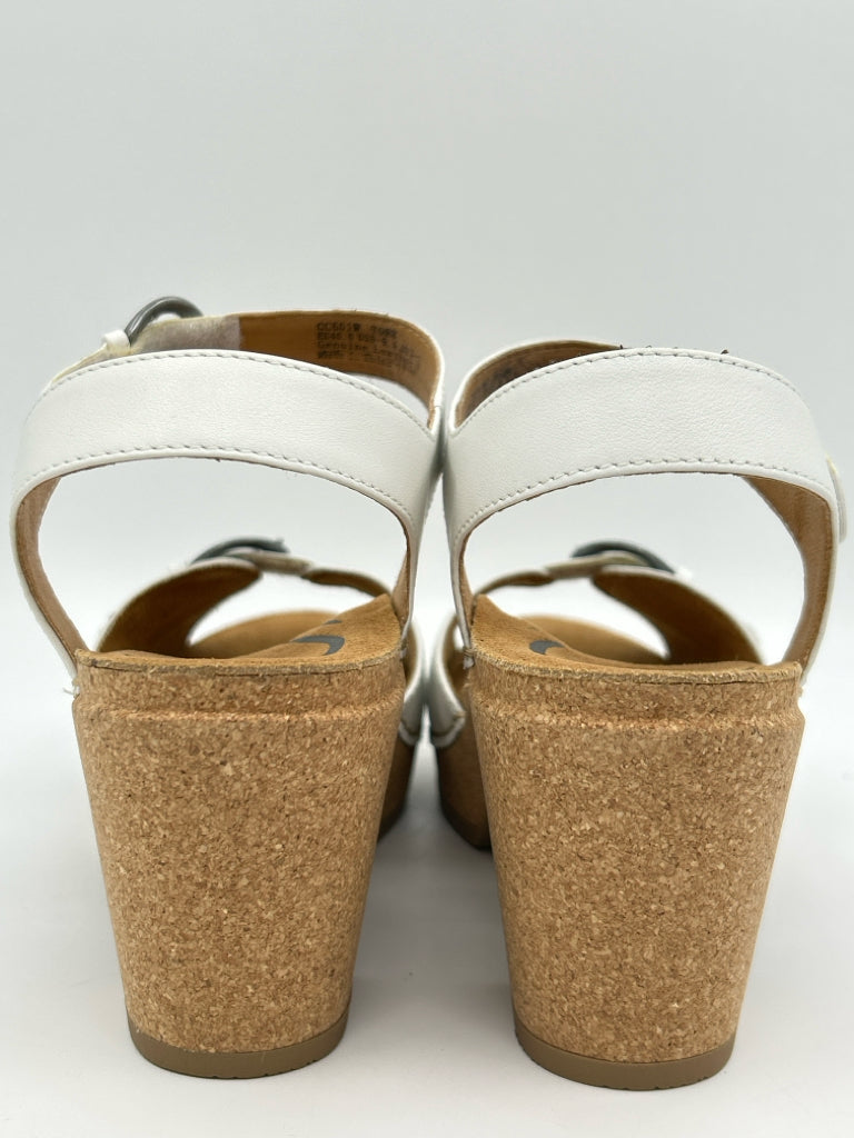 AETREX Size 9/9.5 White Women's Sandal