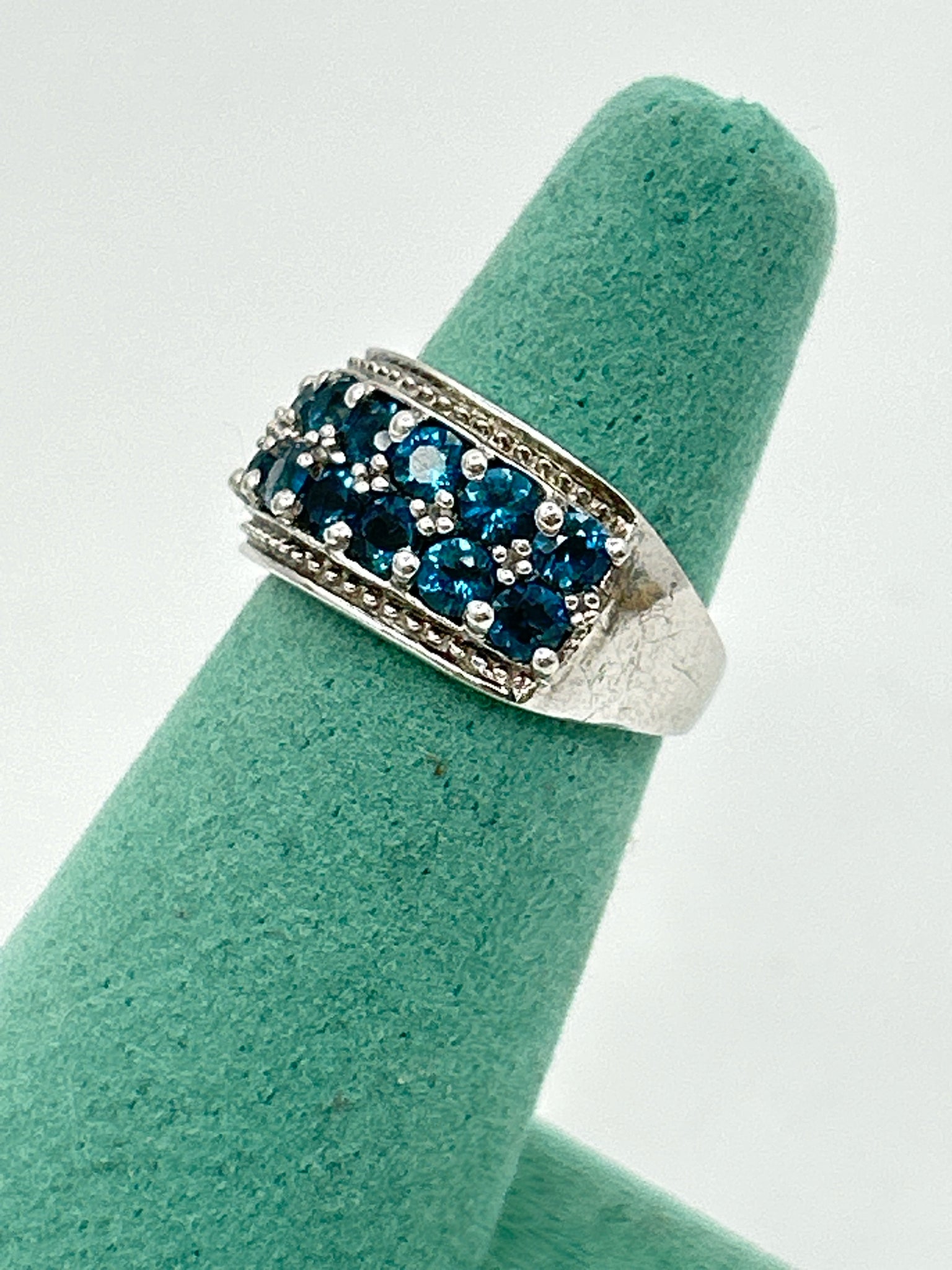 NO BRAND SILVER AND BLUE Size 6 Ring