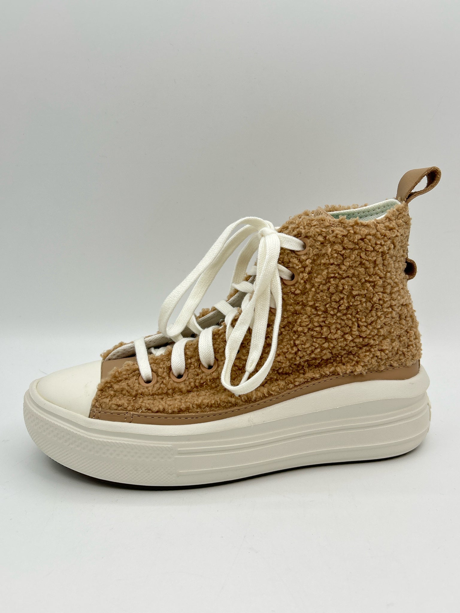 CONVERSE Size 6 Tan Women Sneakers NWOT