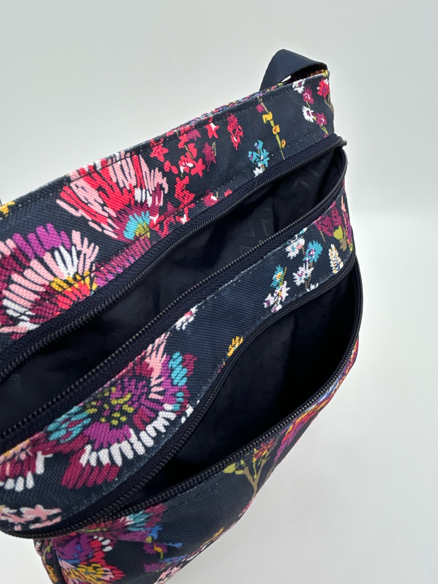 VERA BRADLEY NAVY FLORAL Women Purse