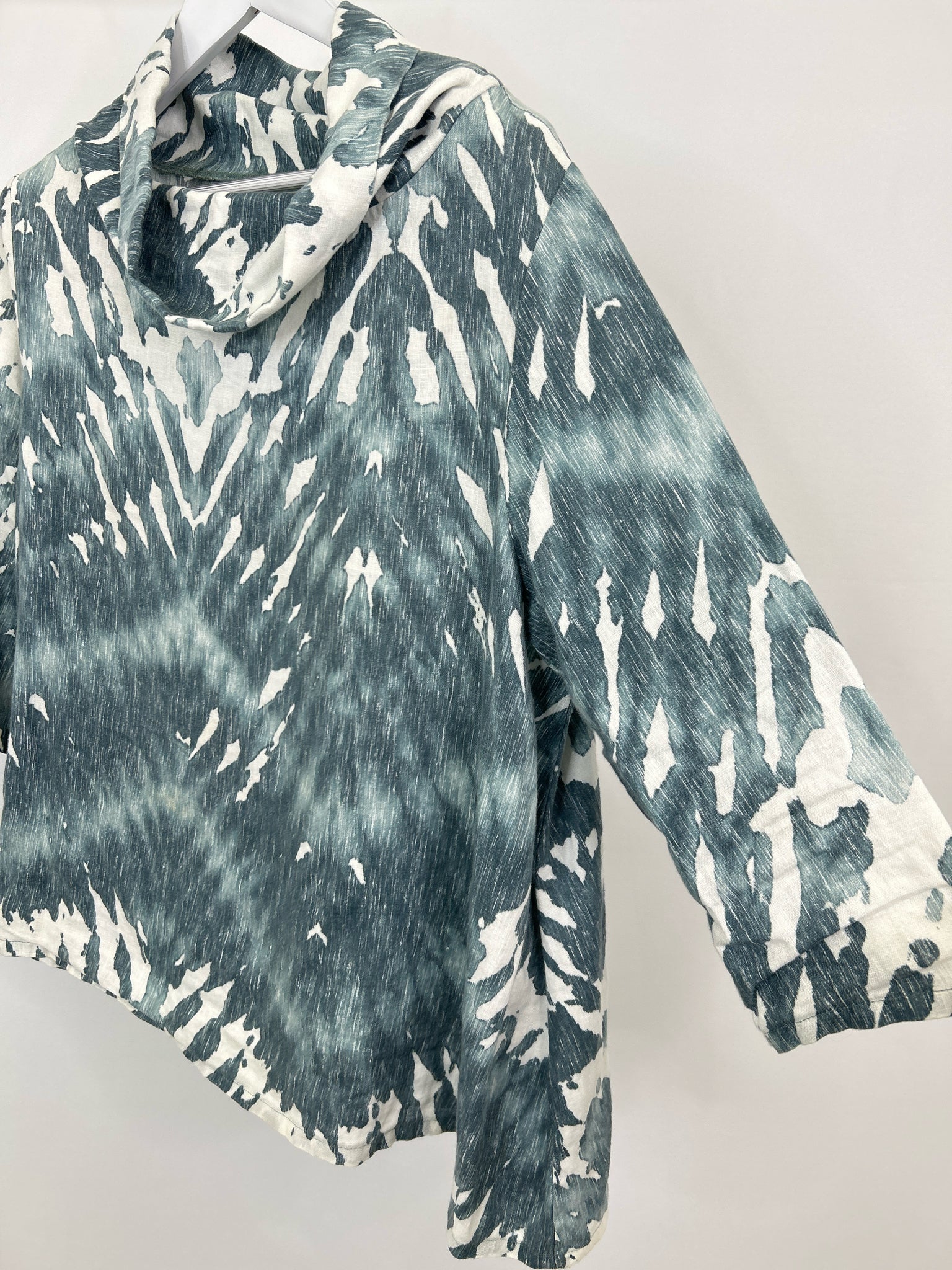 BRYN WALKER Size M BLUE & WHITE Women Top