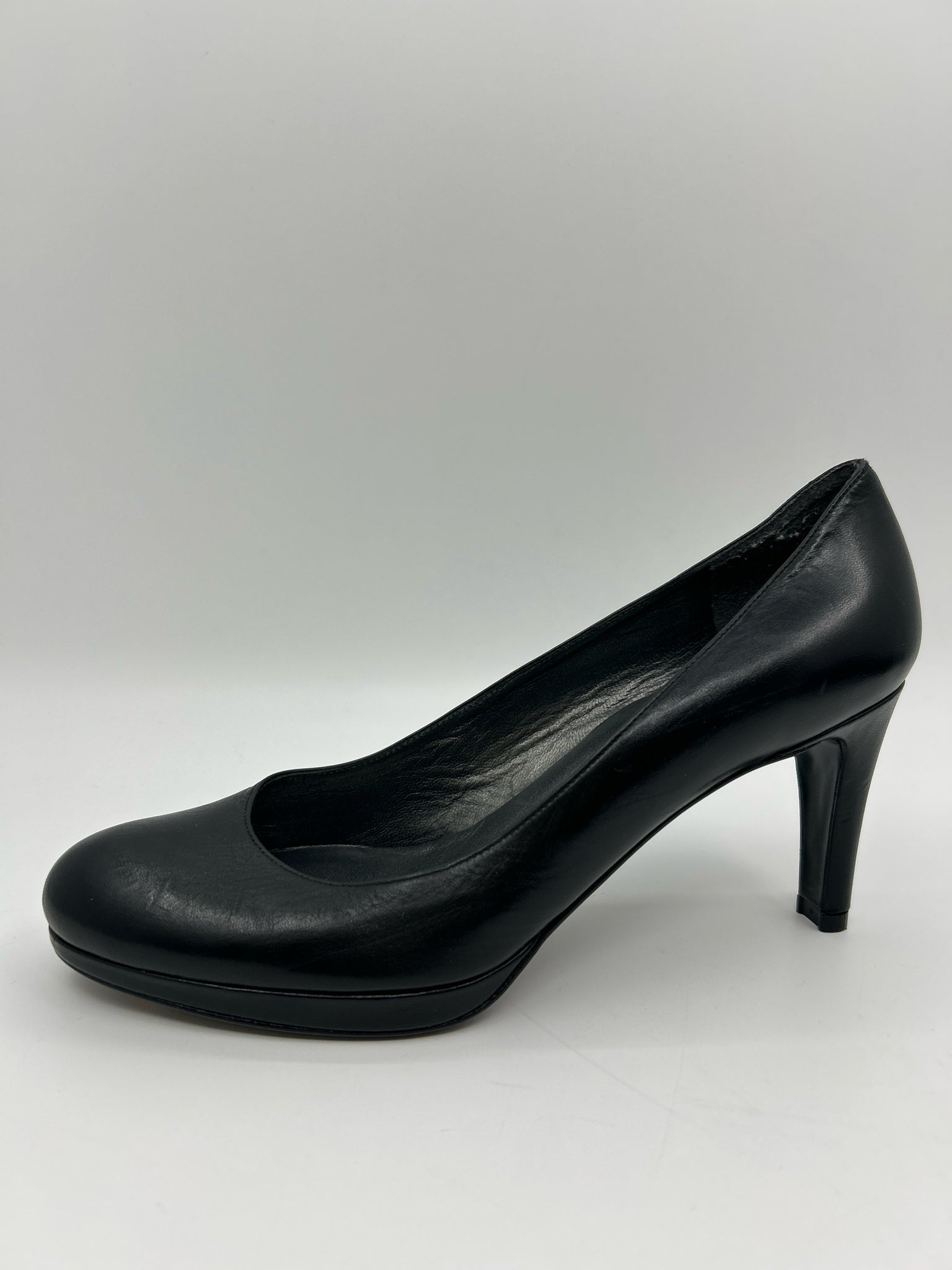 STUART WEITZMAN Size 8.5M Black Women Pumps