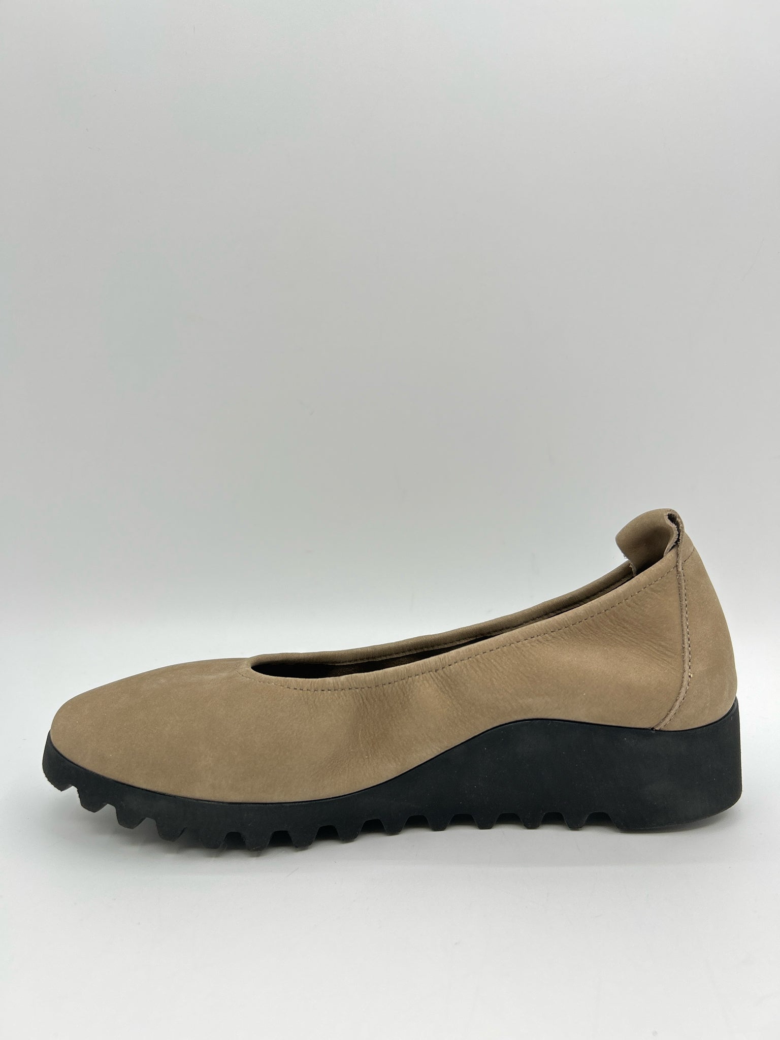 AETREX Size 37/7 Taupe Women Flats