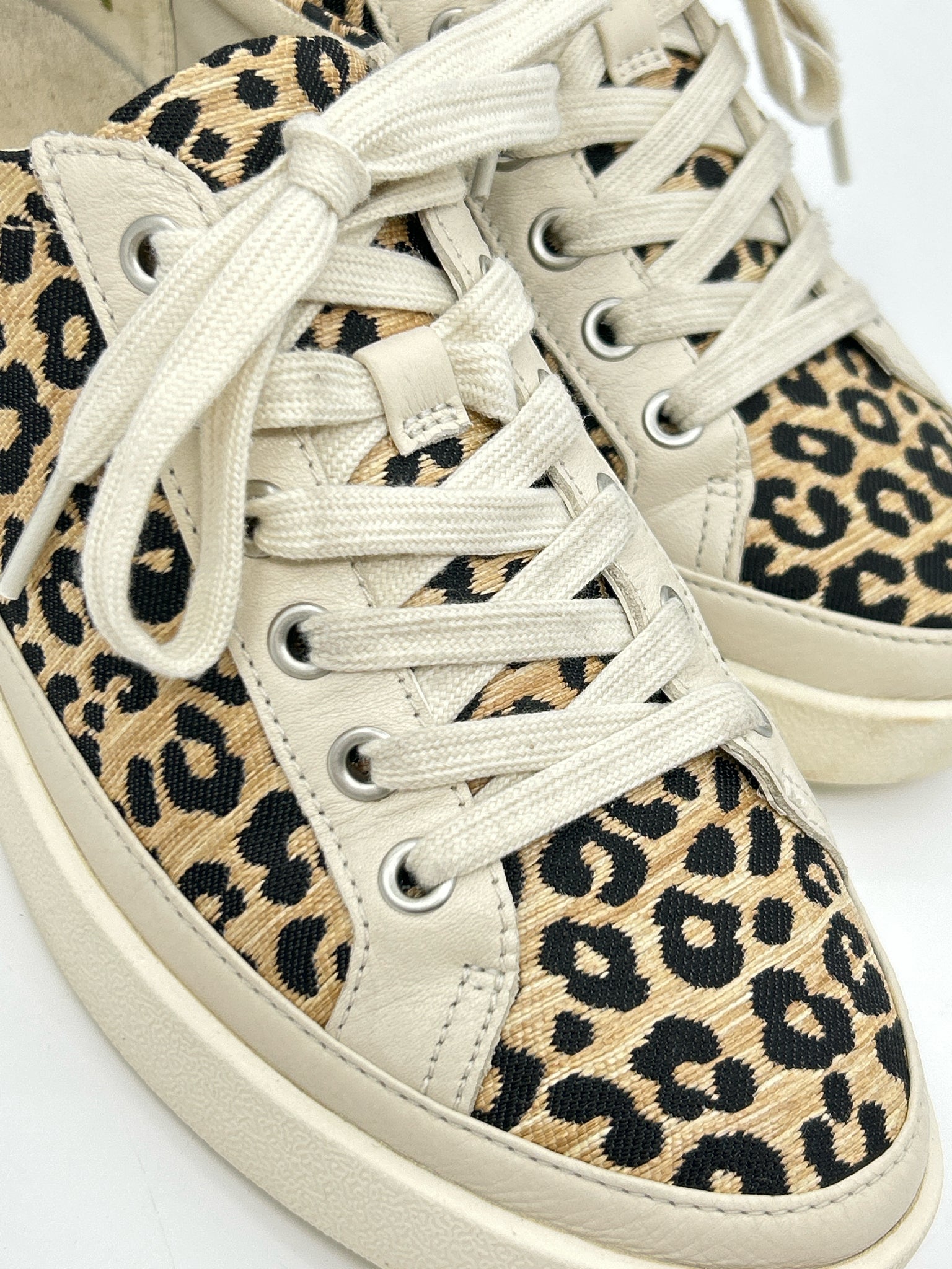 VIONIC Size 9 WHITE AND BEIGE Women Sneakers