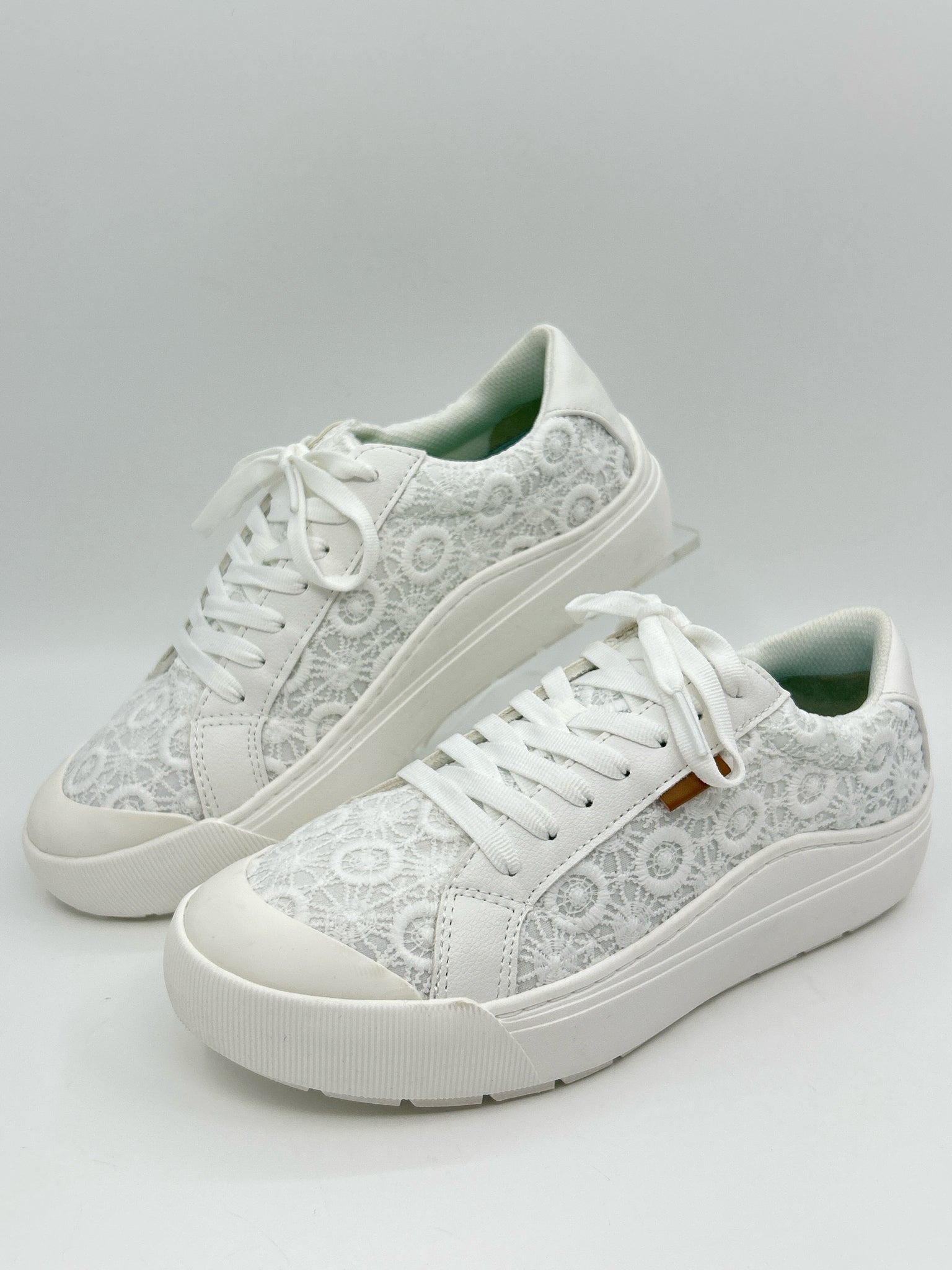 DR. SCHOLL'S Size 8.5 White Women Sneakers