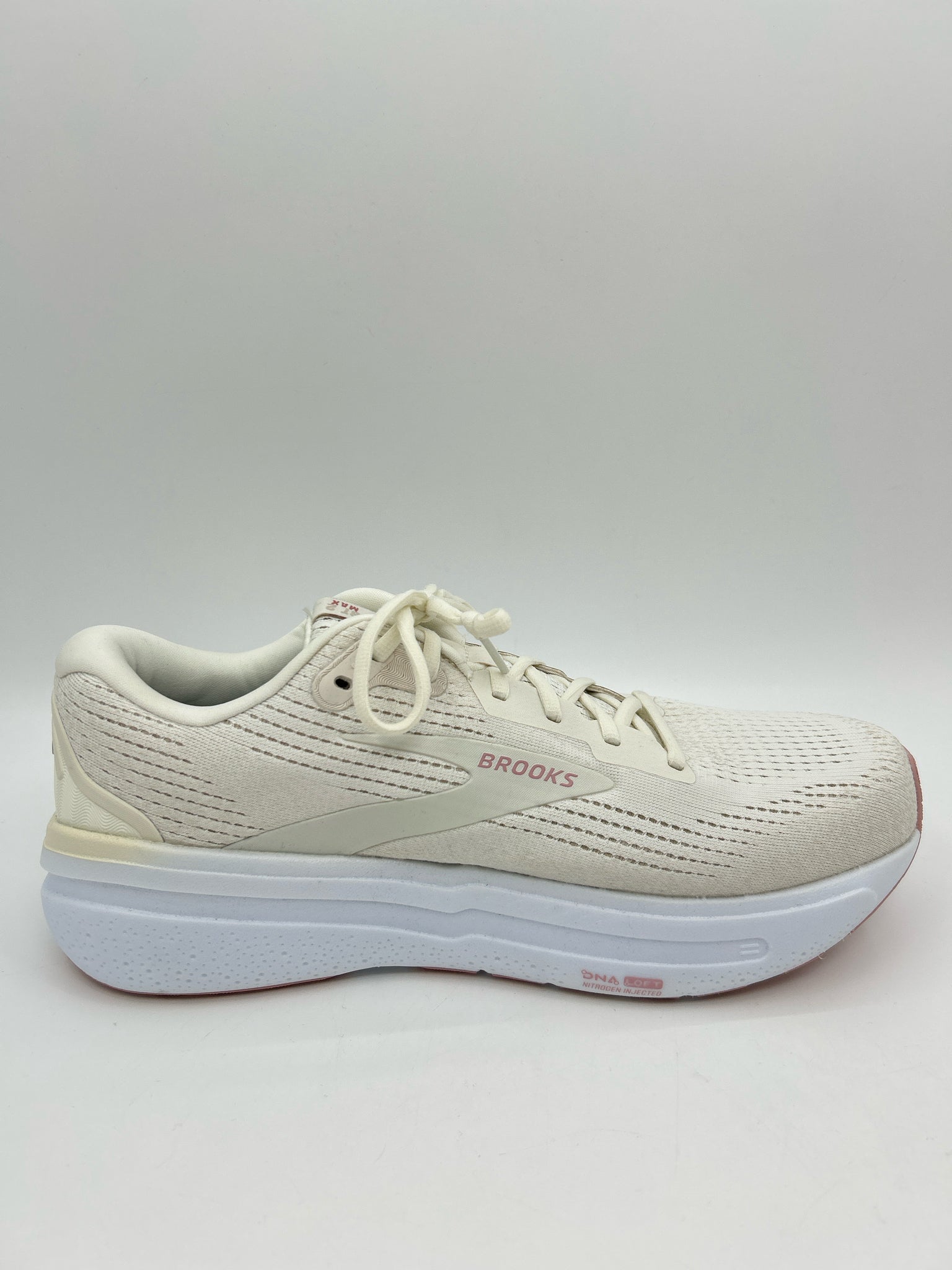BROOKS NWOB Size 11 Cream Women Sneakers