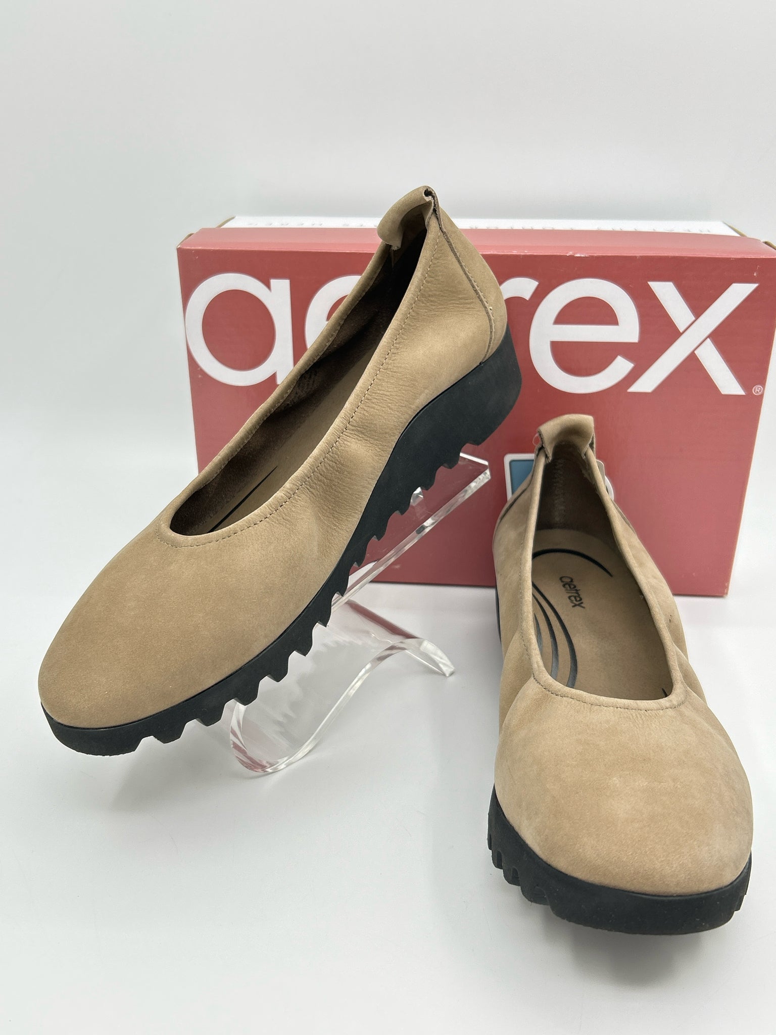 AETREX Size 37/7 Taupe Women Flats