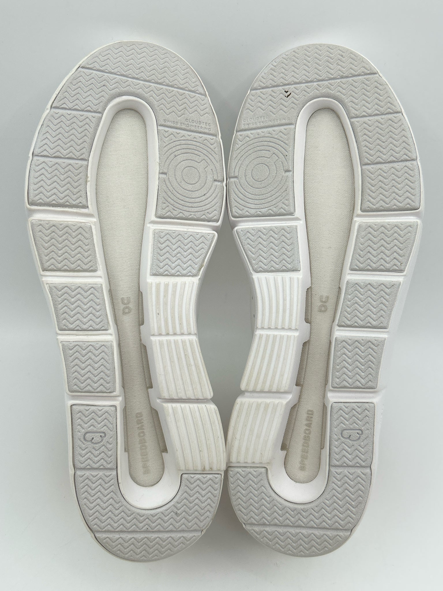 ON CLOUD Size 8 White Women Sneakers