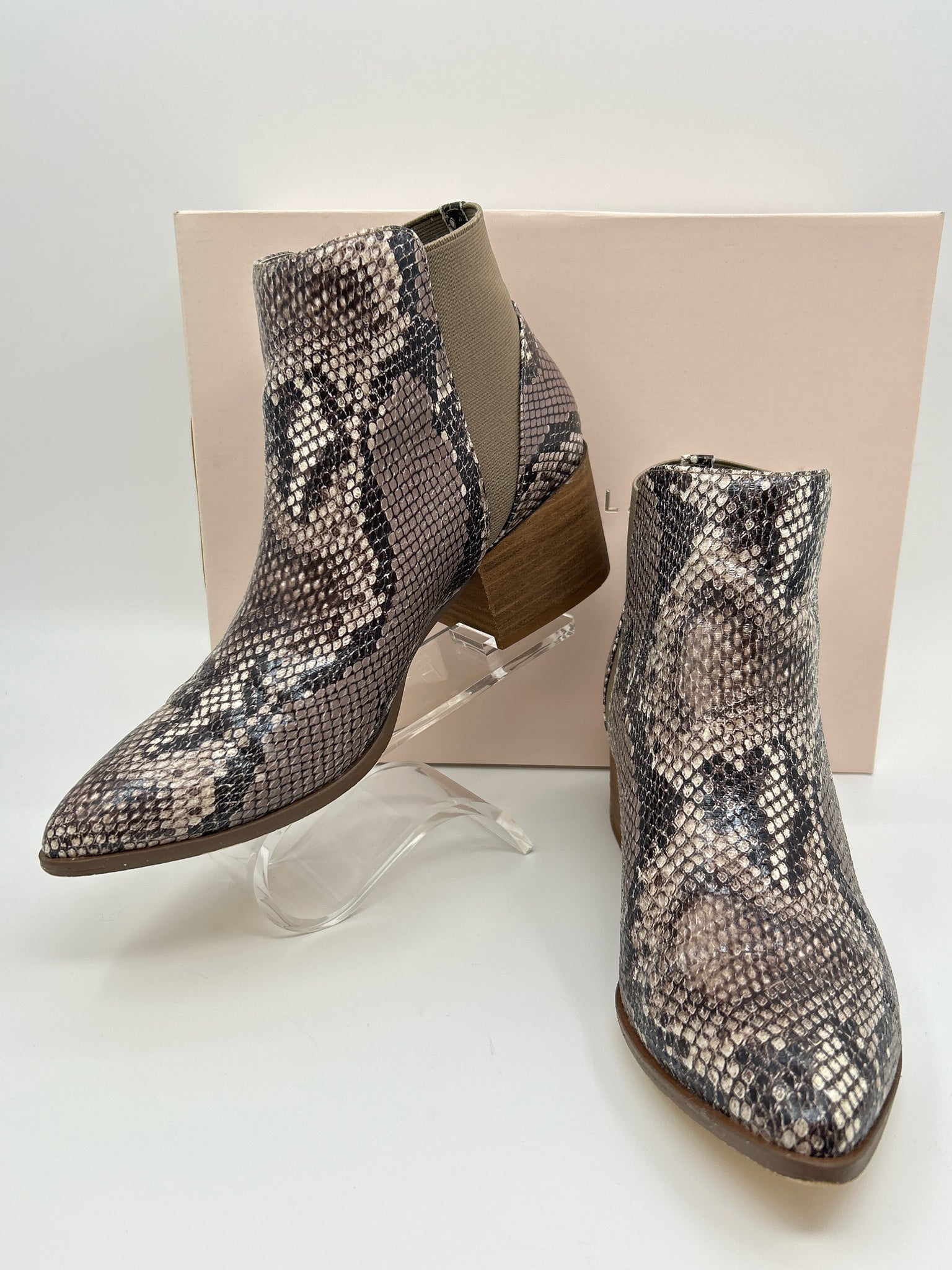 CHINESE LAUNDRY Size 7.5 Gray print Women Booties