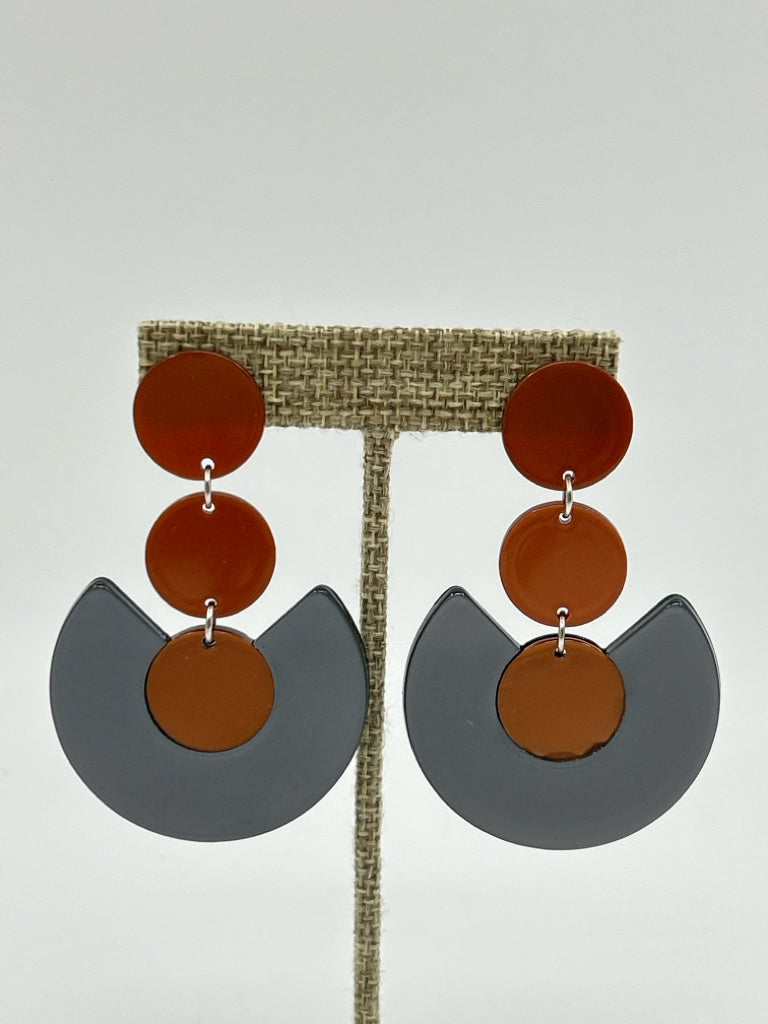 EYE CANDY Size One Size Orange and Silver Earrings