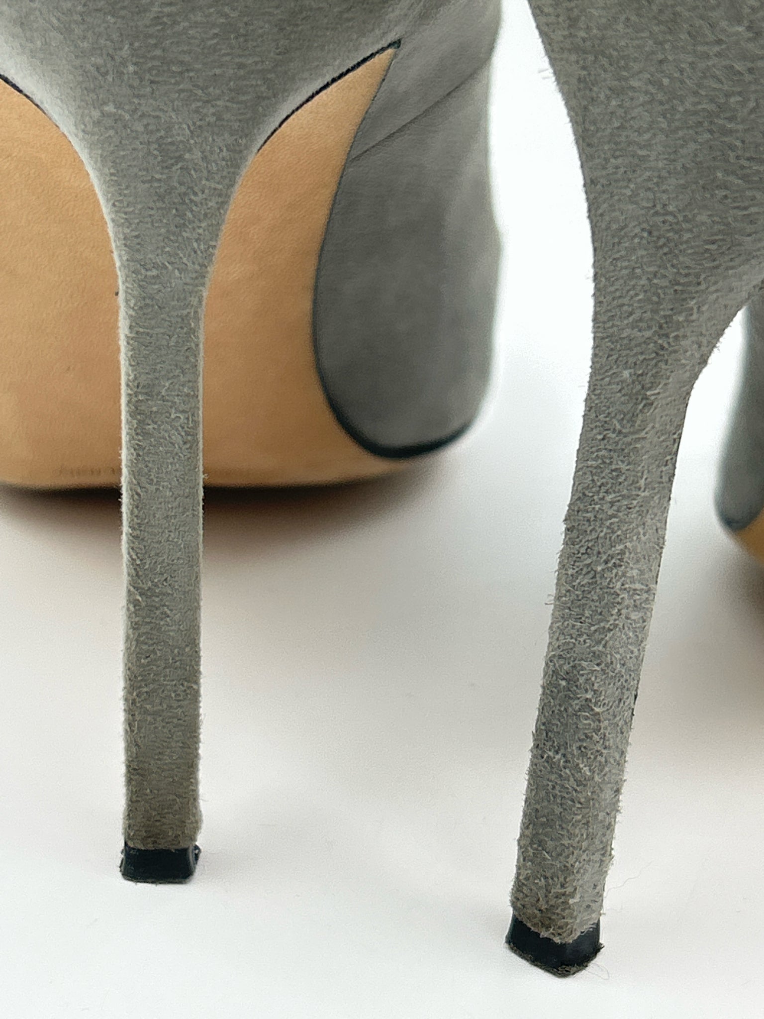 MANOLO BLAHNIK Size 38/8 Gray Women Pumps